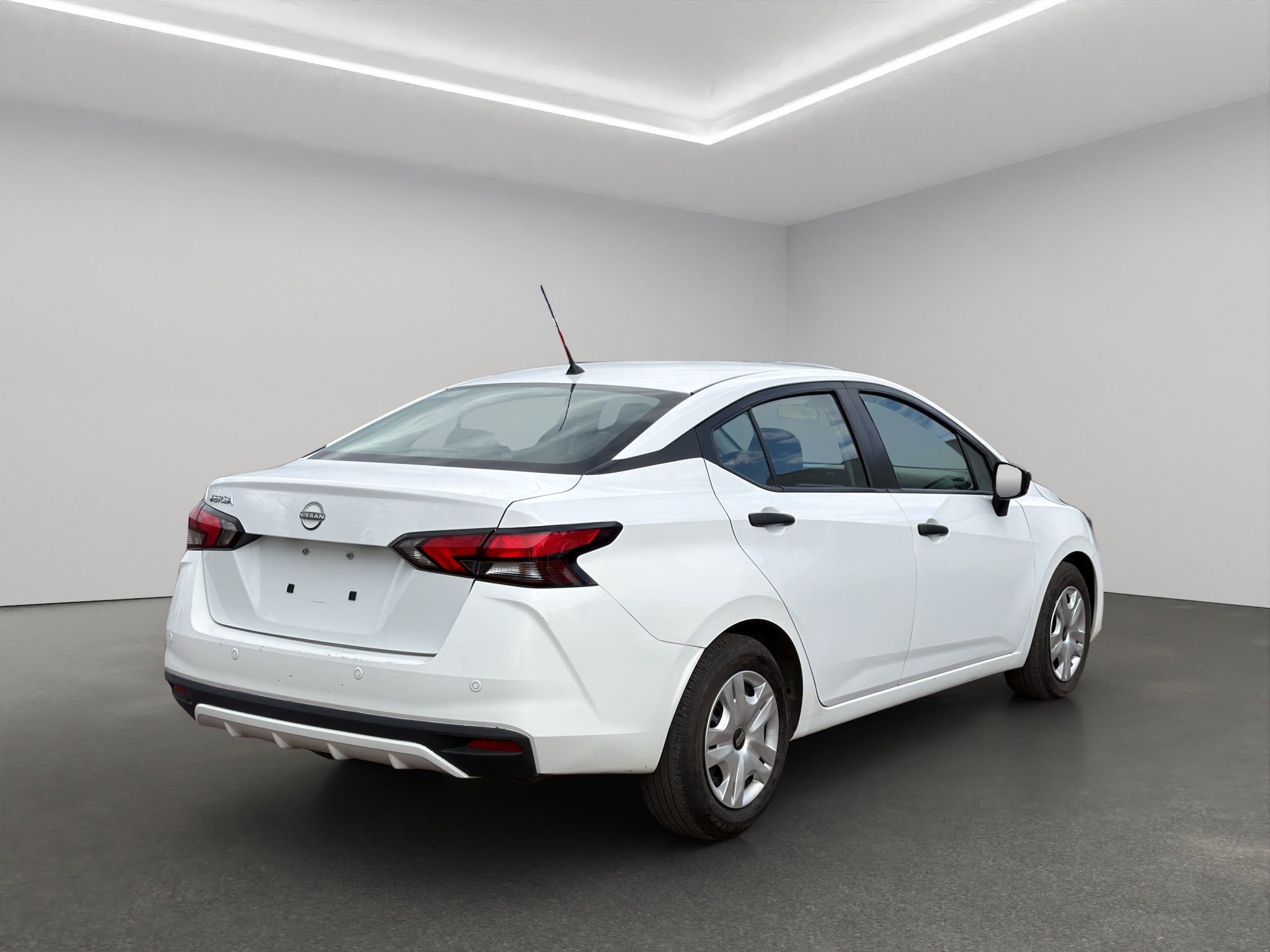 2024 Nissan Versa 4 pts. Sense, TM5, a/ac., R-15