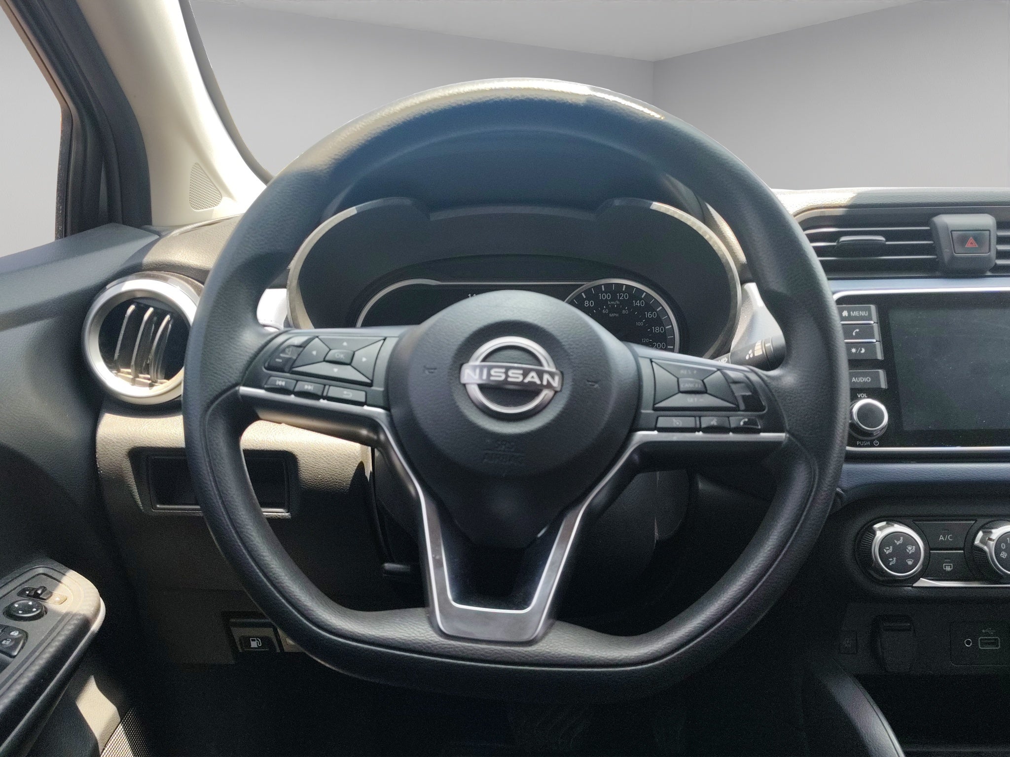 2024 Nissan Versa 4 pts. Advance, TM5, a/ac., f. niebla, RA-16