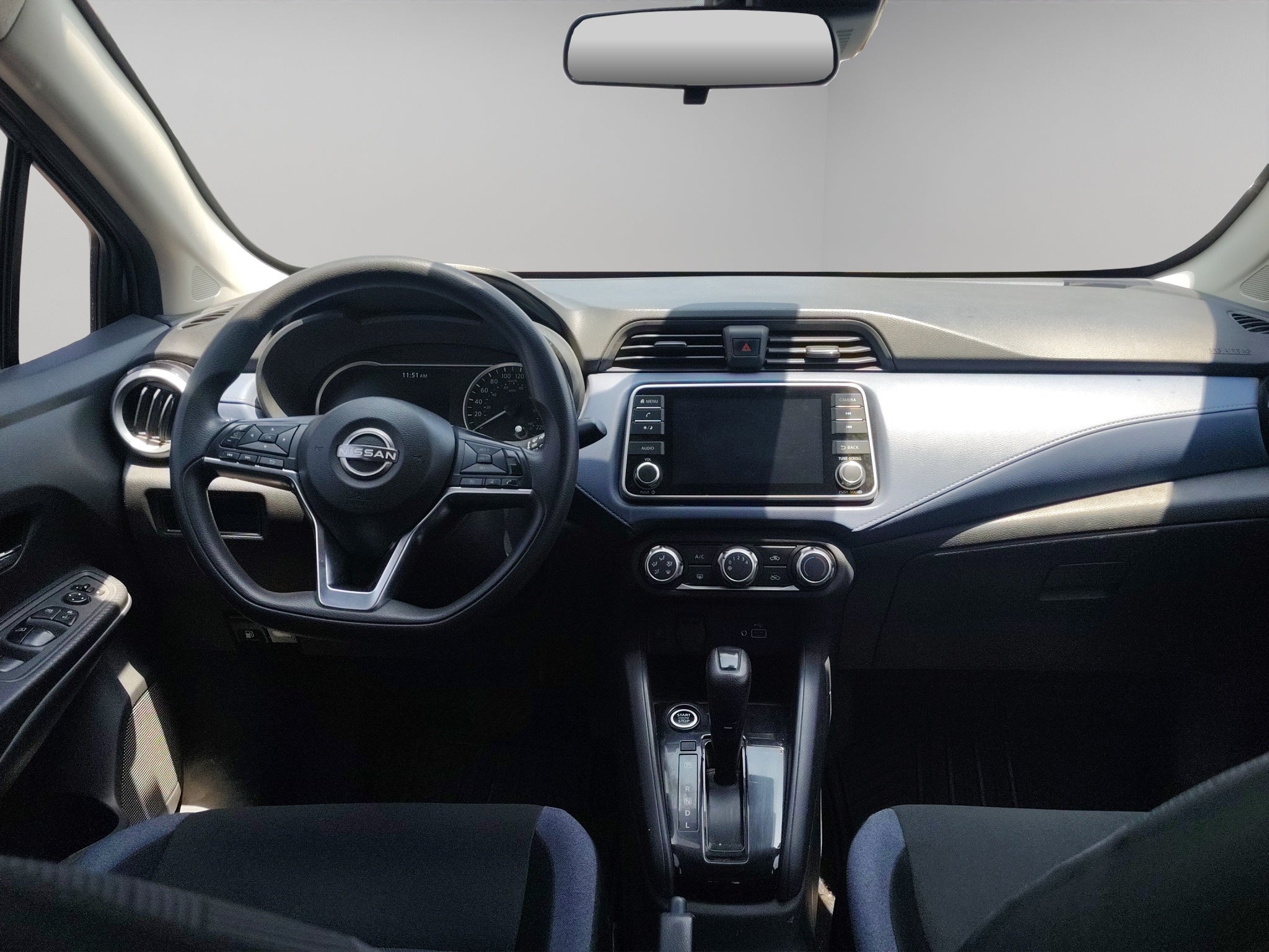 2024 Nissan Versa 4 pts. Advance, TM5, a/ac., f. niebla, RA-16