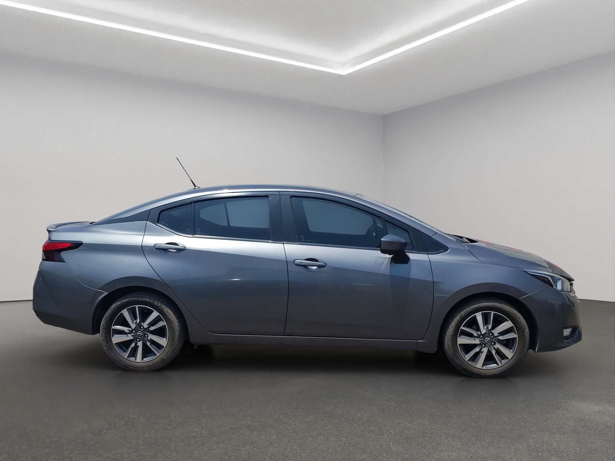 2024 Nissan Versa 4 pts. Advance, TM5, a/ac., f. niebla, RA-16