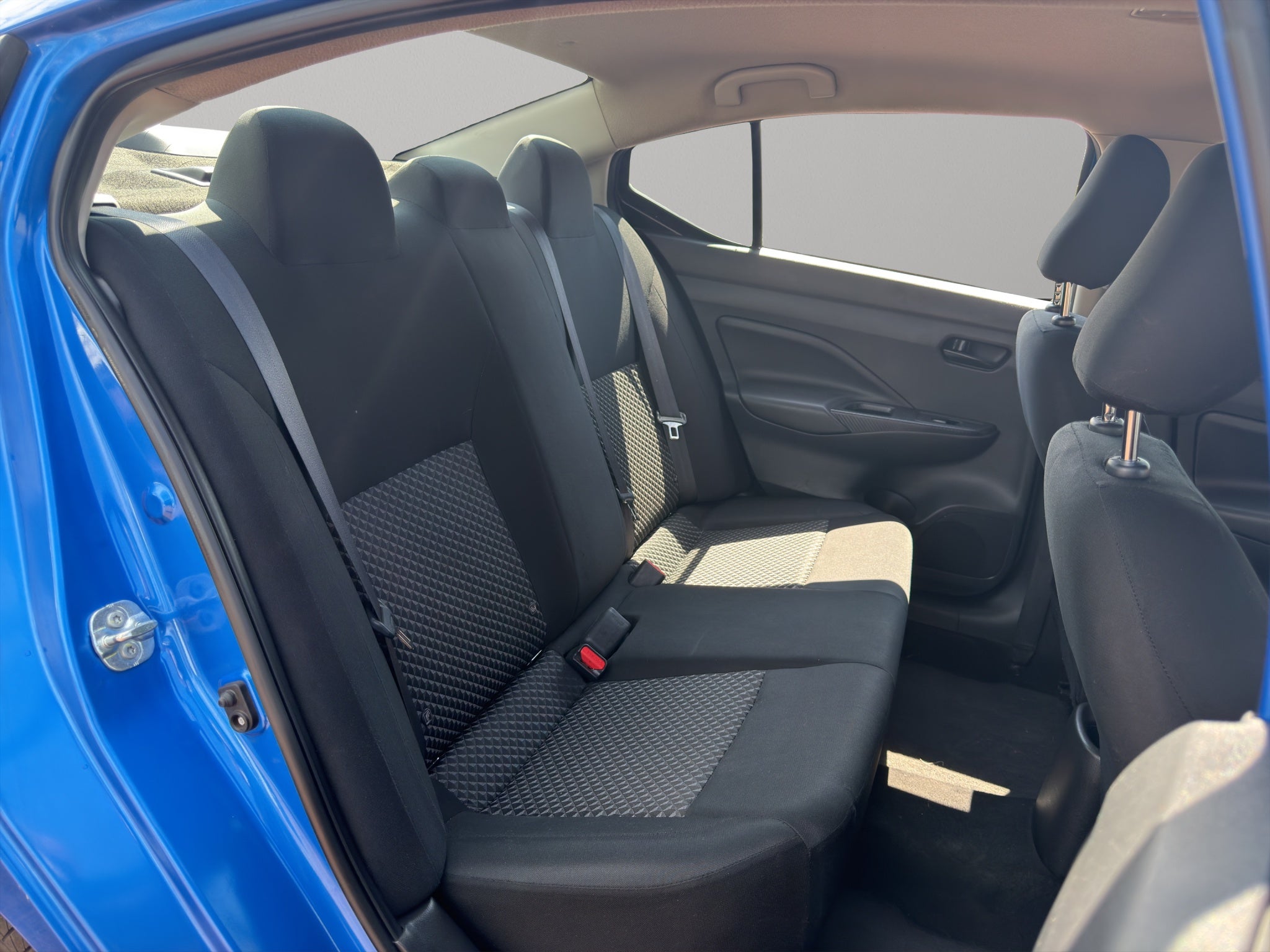 2023 Nissan Versa 4 pts. Advance, TM5, a/ac., f. niebla, RA-16 (cambio de línea)