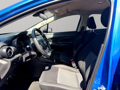 2023 Nissan Versa 4 pts. Advance, TM5, a/ac., f. niebla, RA-16 (cambio de línea)