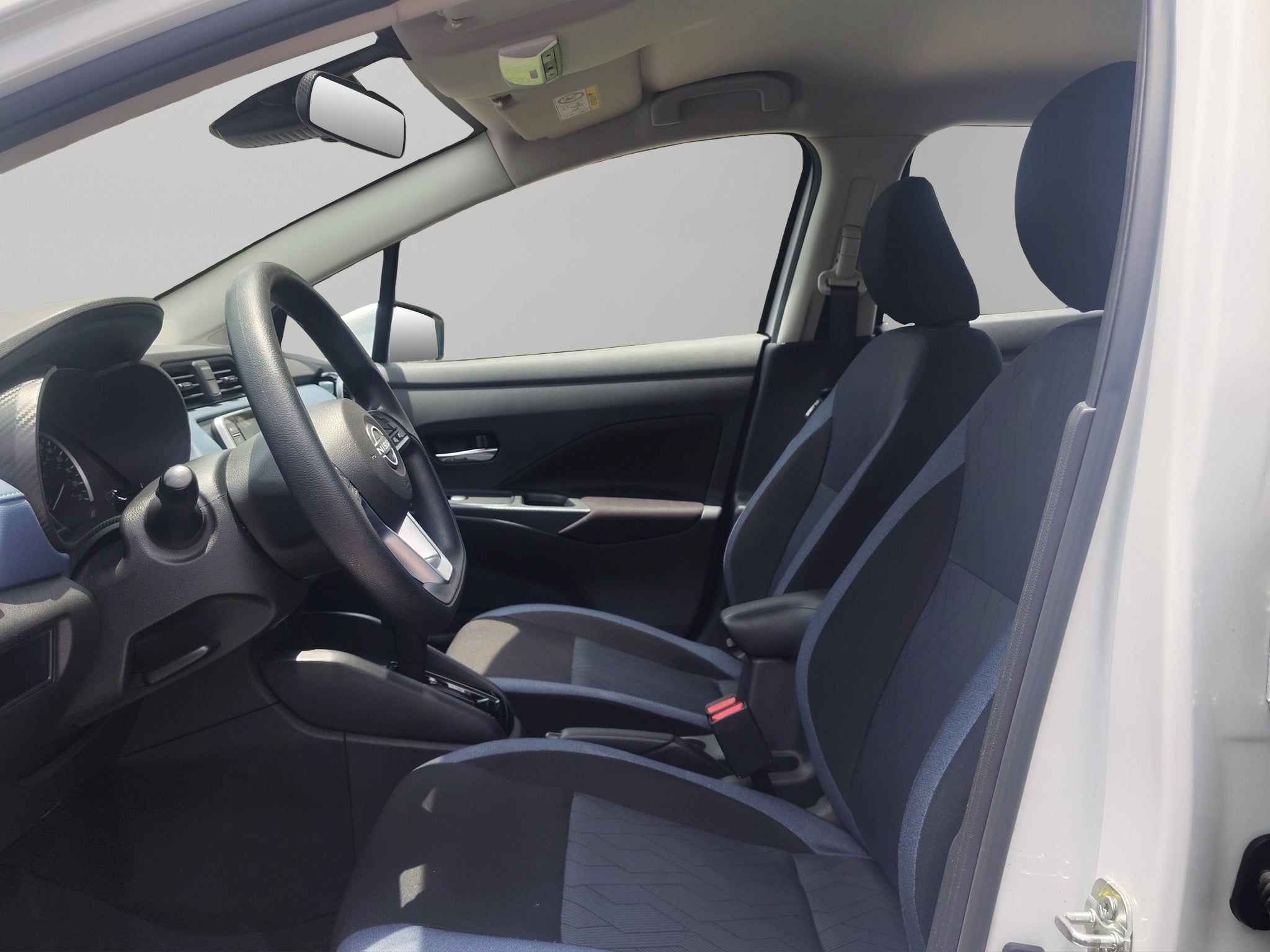 2025 Nissan Versa 4 pts. Advance, TM5, a/ac., f. niebla, RA-16 (línea anterior)