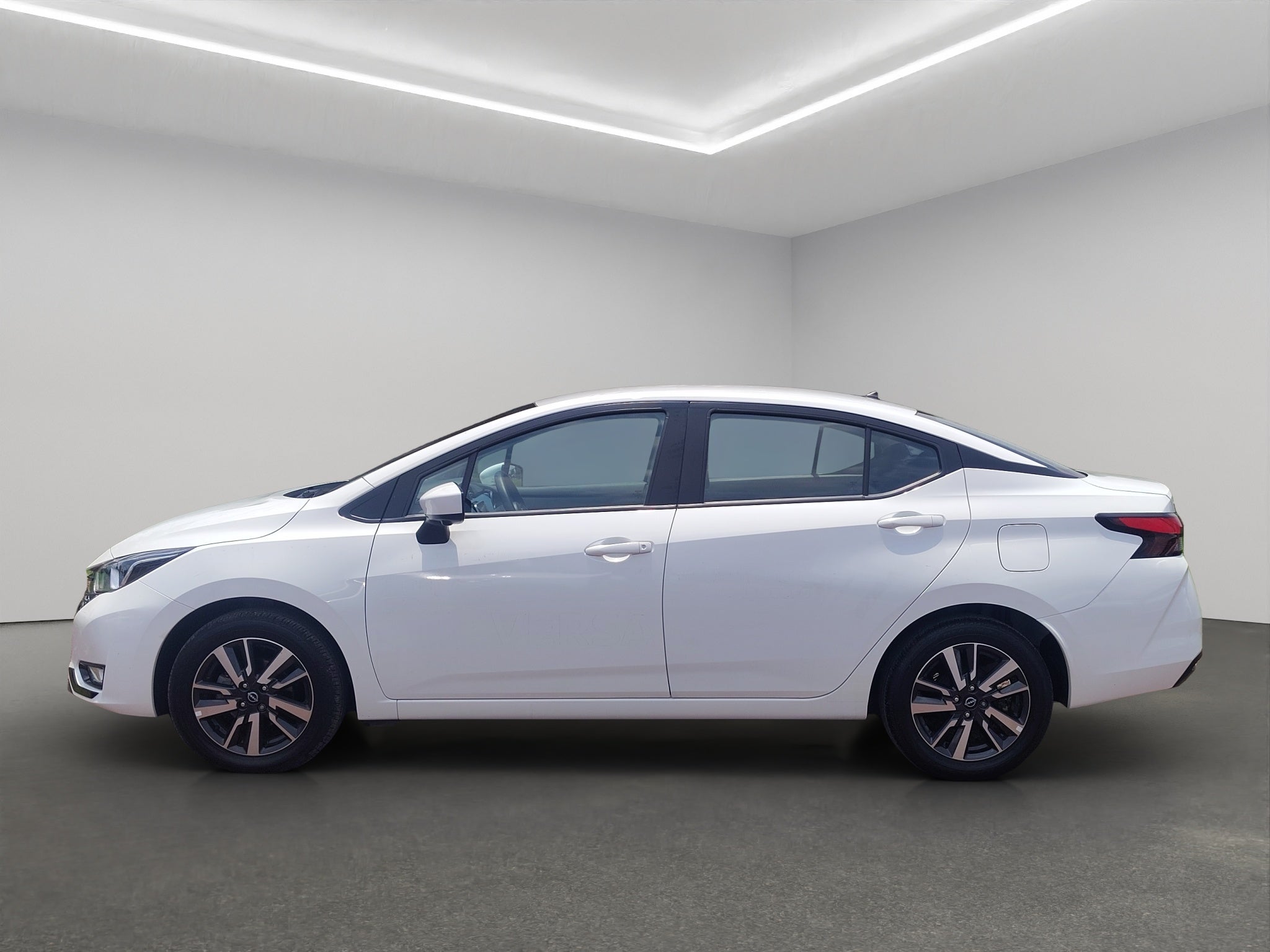 2025 Nissan Versa 4 pts. Advance, TM5, a/ac., f. niebla, RA-16 (línea anterior)