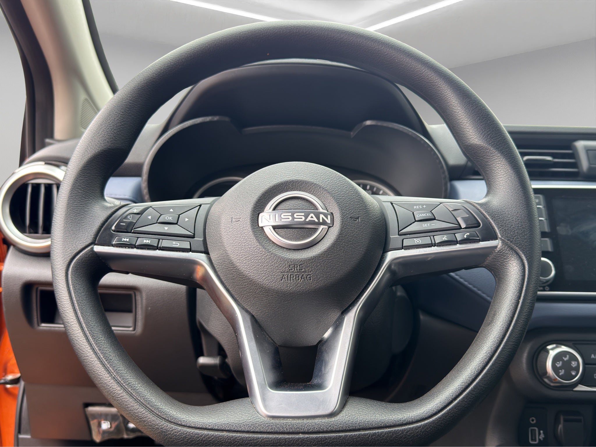 2024 Nissan Versa 4 pts. Advance, TM5, a/ac., f. niebla, RA-16
