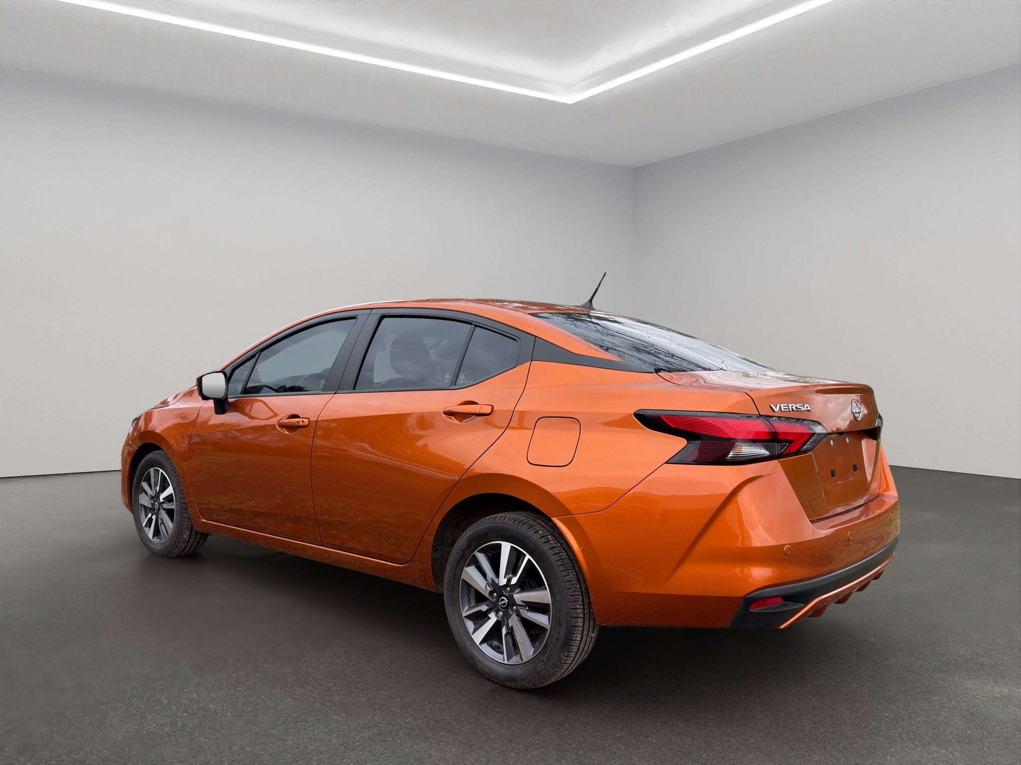 2024 Nissan Versa 4 pts. Advance, TM5, a/ac., f. niebla, RA-16