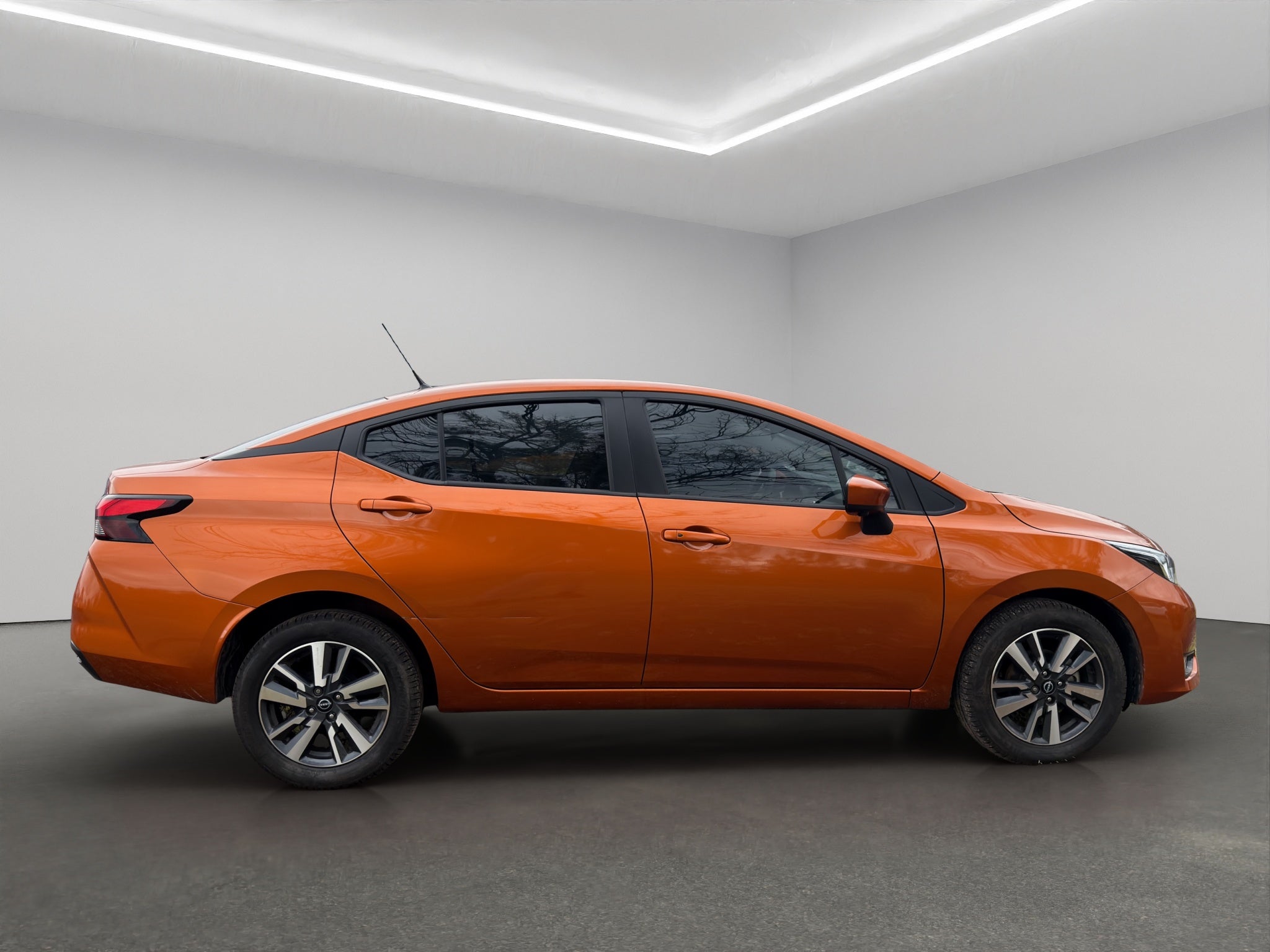 2024 Nissan Versa 4 pts. Advance, TM5, a/ac., f. niebla, RA-16