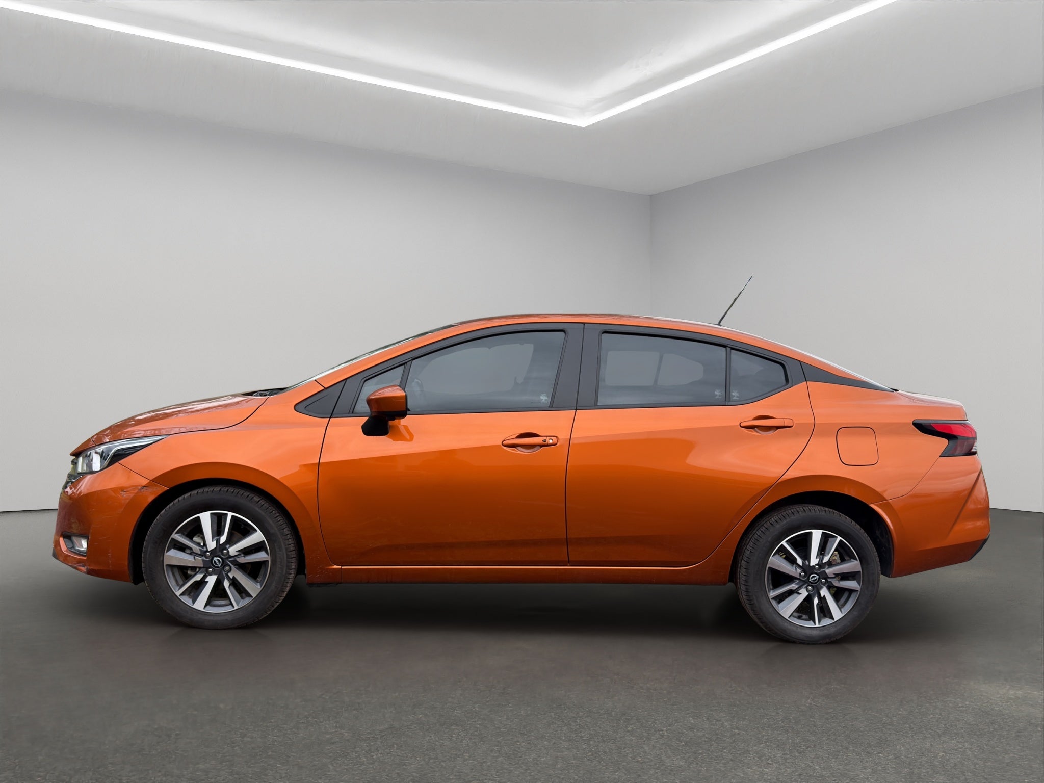 2024 Nissan Versa 4 pts. Advance, TM5, a/ac., f. niebla, RA-16