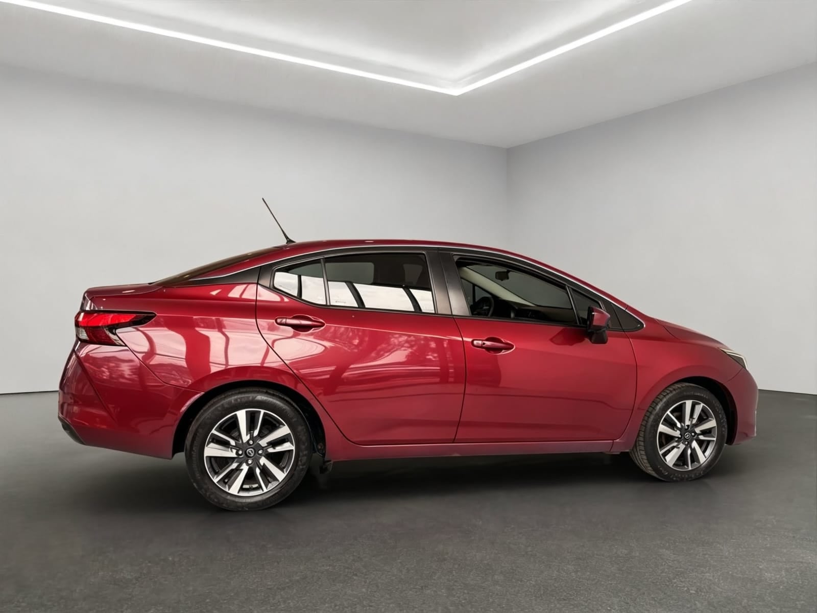 2024 Nissan Versa 4 pts. Advance, TM5, a/ac., f. niebla, RA-16