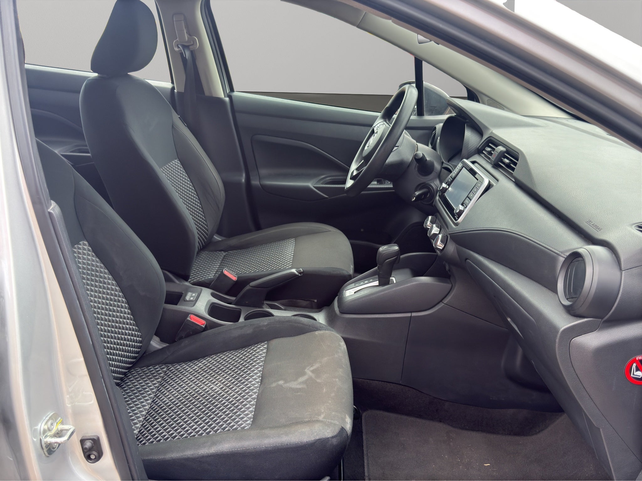 2024 Nissan Versa 4 pts. Sense, TM5, a/ac., R-15