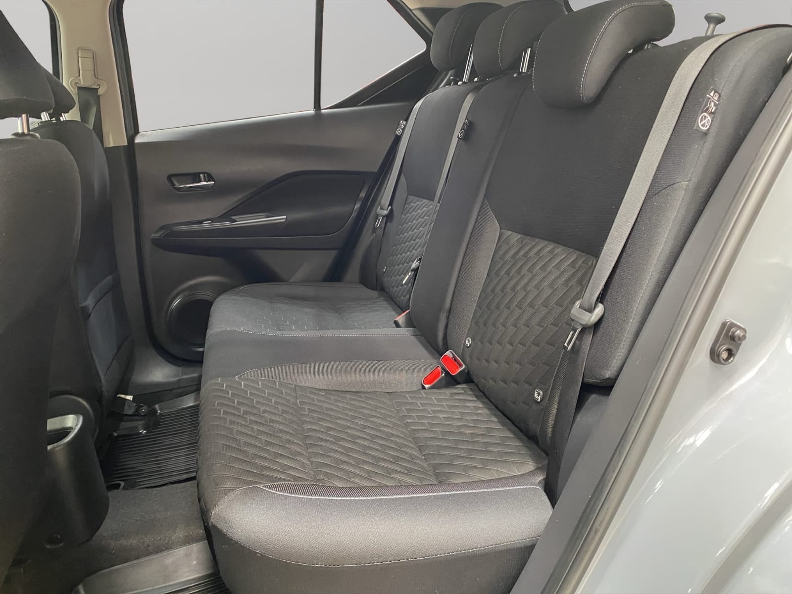 2025 Nissan Kicks VUD 5 pts. Play Advance, 1.6l, TM5, RA-17 (línea nueva)