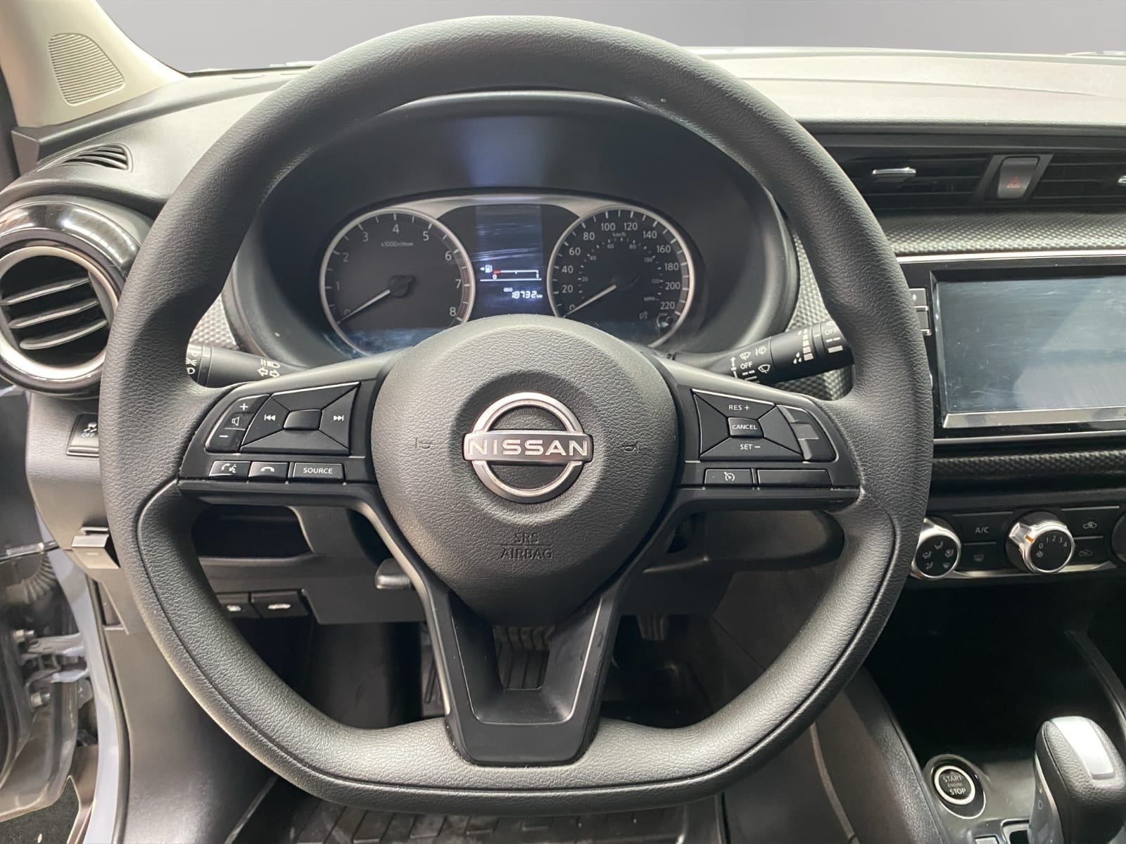2025 Nissan Kicks VUD 5 pts. Play Advance, 1.6l, TM5, RA-17 (línea nueva)