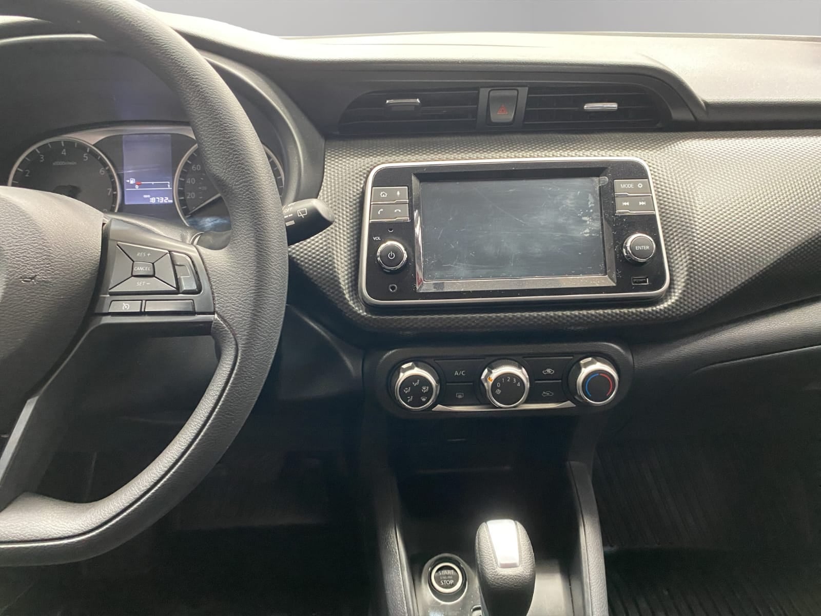 2025 Nissan Kicks VUD 5 pts. Play Advance, 1.6l, TM5, RA-17 (línea nueva)