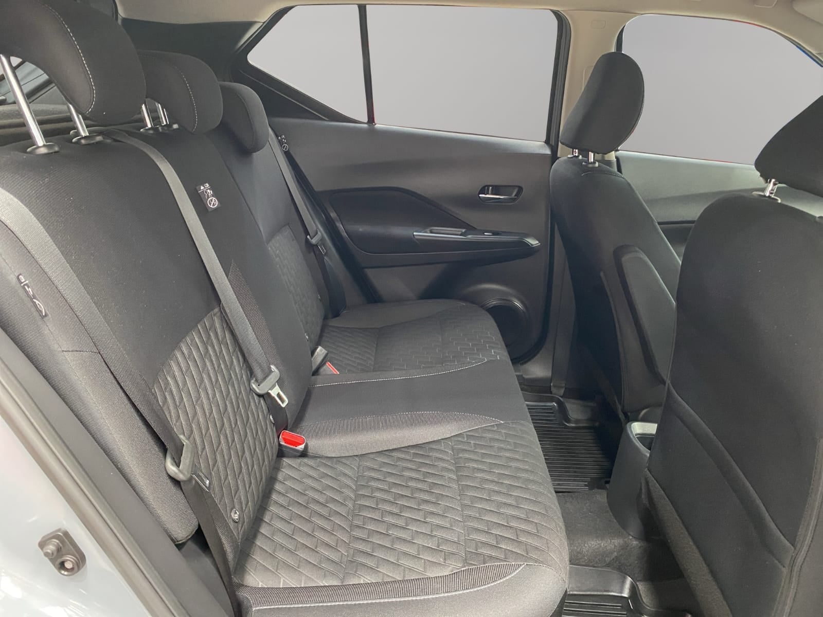 2025 Nissan Kicks VUD 5 pts. Play Advance, 1.6l, TM5, RA-17 (línea nueva)