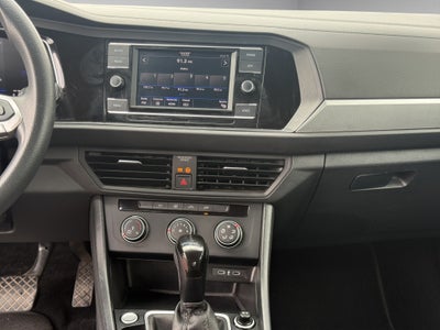 2024 Volkswagen Jetta A7 4 pts. Trendline, 1.4T, TM5, R-16 (línea anterior)