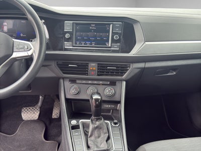 2024 Volkswagen Jetta A7 4 pts. Trendline, 1.4T, TM5, R-16 (línea anterior)