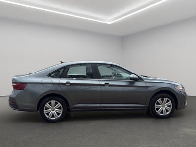 2024 Volkswagen Jetta A7 4 pts. Trendline, 1.4T, TM5, R-16 (línea anterior)