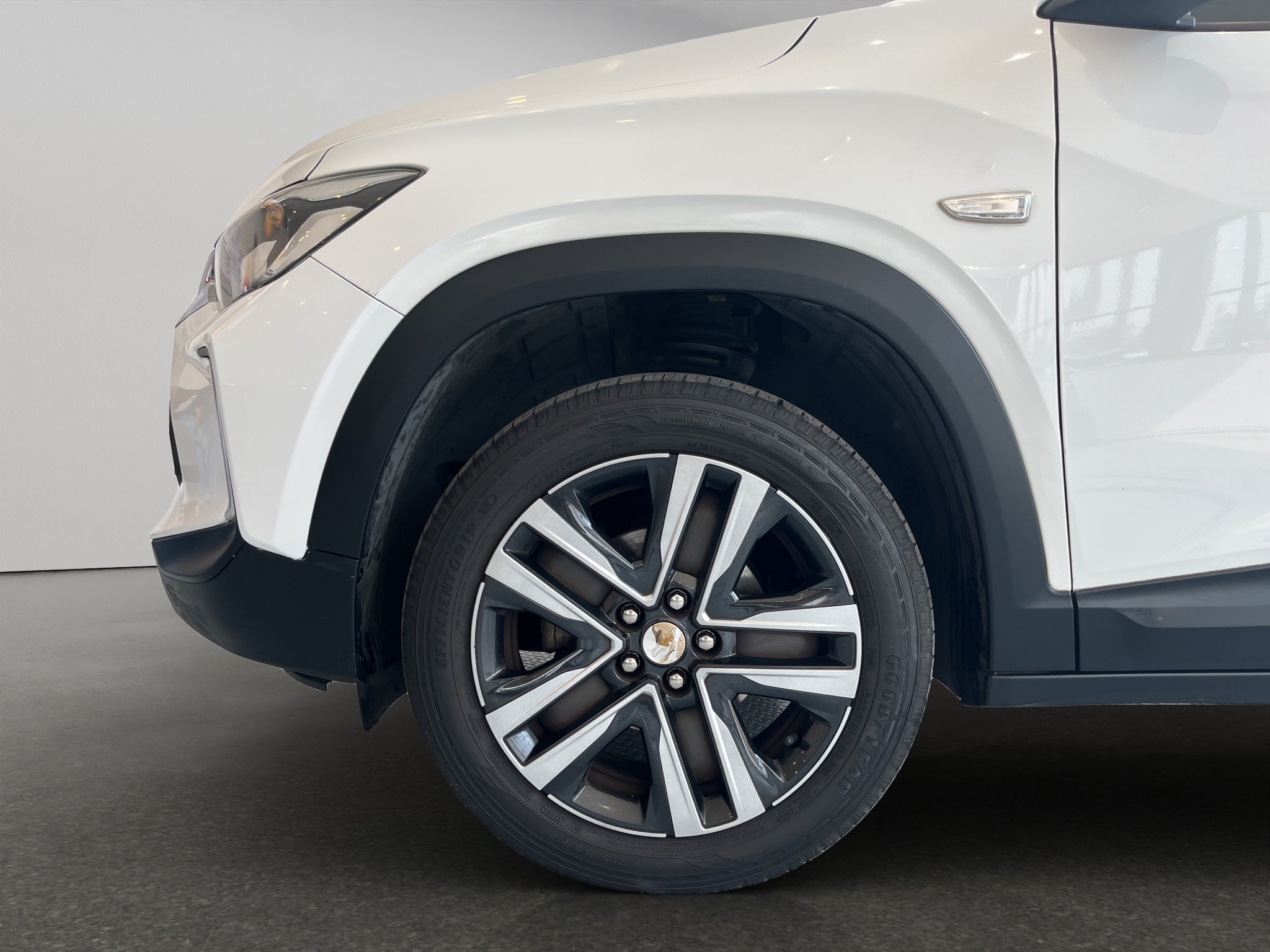 2024 Chevrolet Tracker VUD 5 pts. LS, 1.2T, TM5, RA-16 (línea anterior)