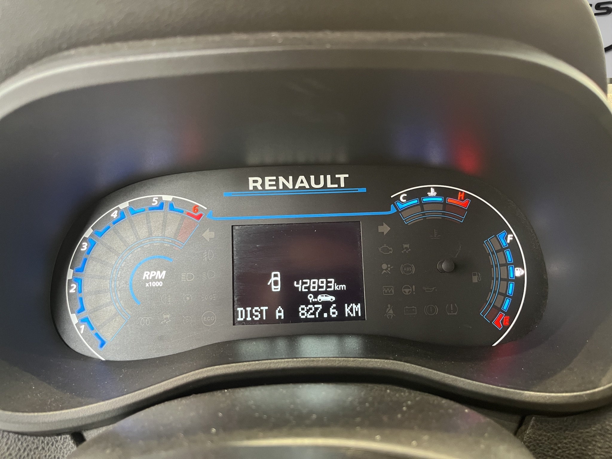 2024 Renault Kwid 5 pts. HB Iconic, TM5, a/ac., pantalla touch 8