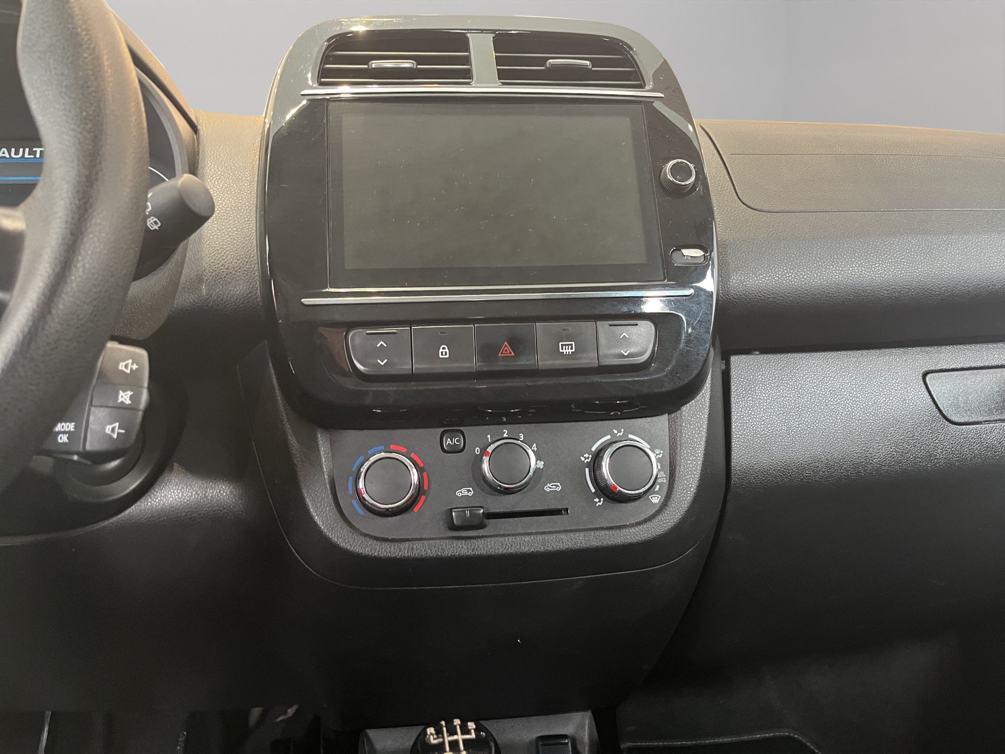 2024 Renault Kwid 5 pts. HB Iconic, TM5, a/ac., pantalla touch 8