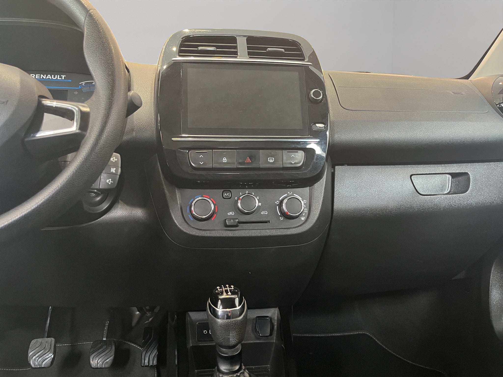 2024 Renault Kwid 5 pts. HB Iconic, TM5, a/ac., pantalla touch 8