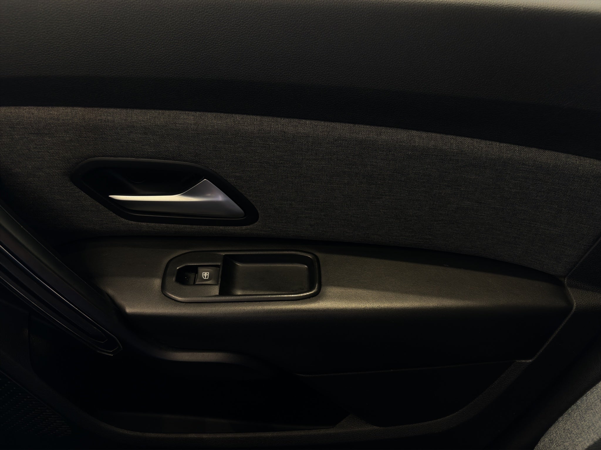 2023 Renault Duster VUD 5 pts. Iconic, 1.3T, TA, a/ac. Aut., VE, f. niebla, RA-17