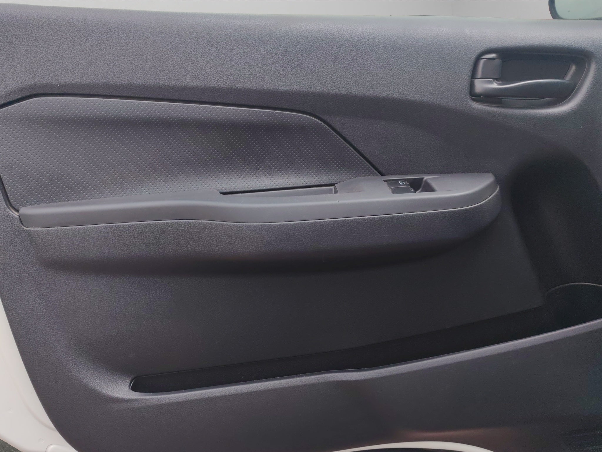 2025 Nissan Comerciales Urvan Panel 4 pts. Amplia con ventanas, TM5
