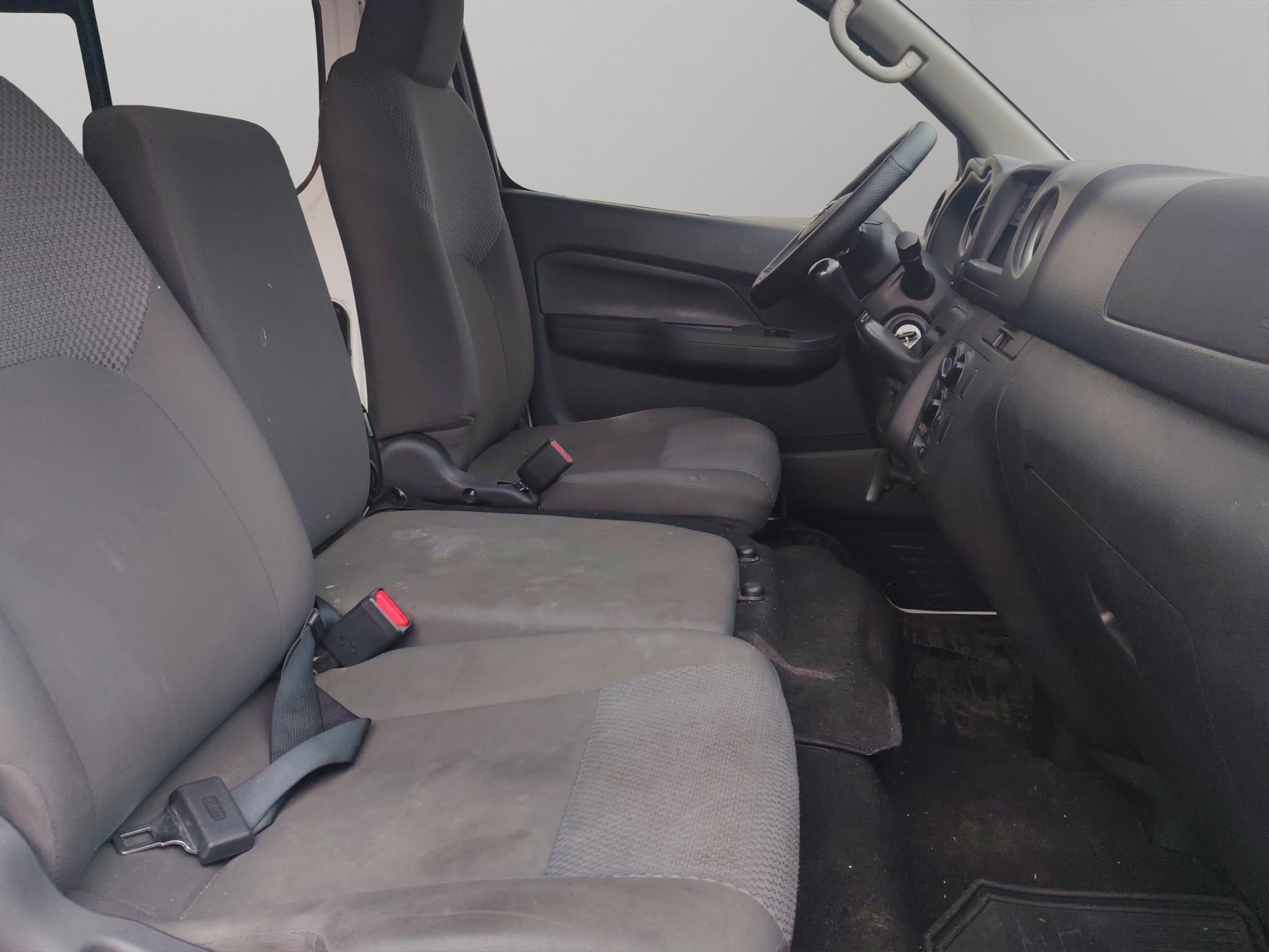 2025 Nissan Comerciales Urvan Panel 4 pts. Amplia con ventanas, TM5
