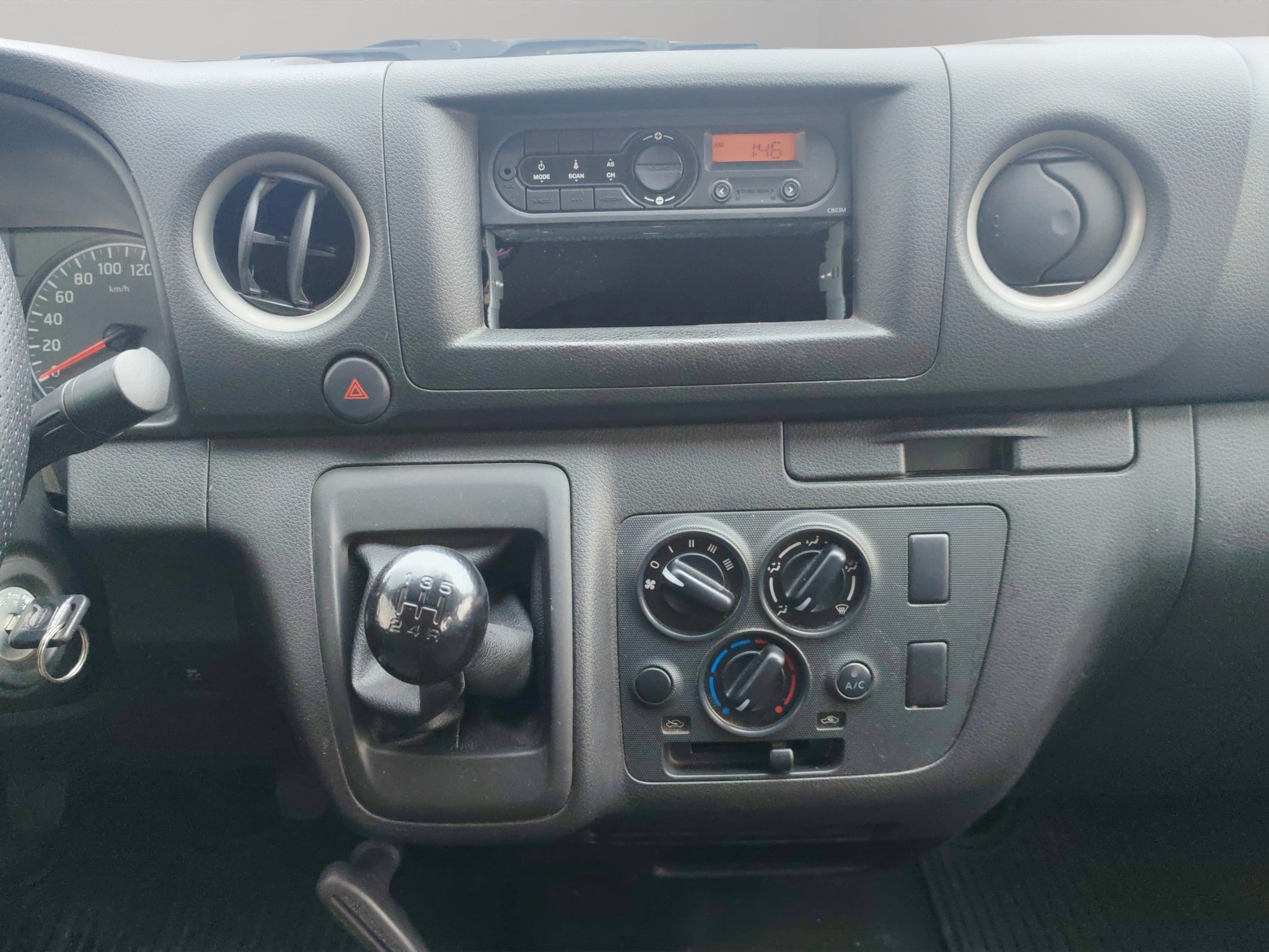 2025 Nissan Comerciales Urvan Panel 4 pts. Amplia con ventanas, TM5