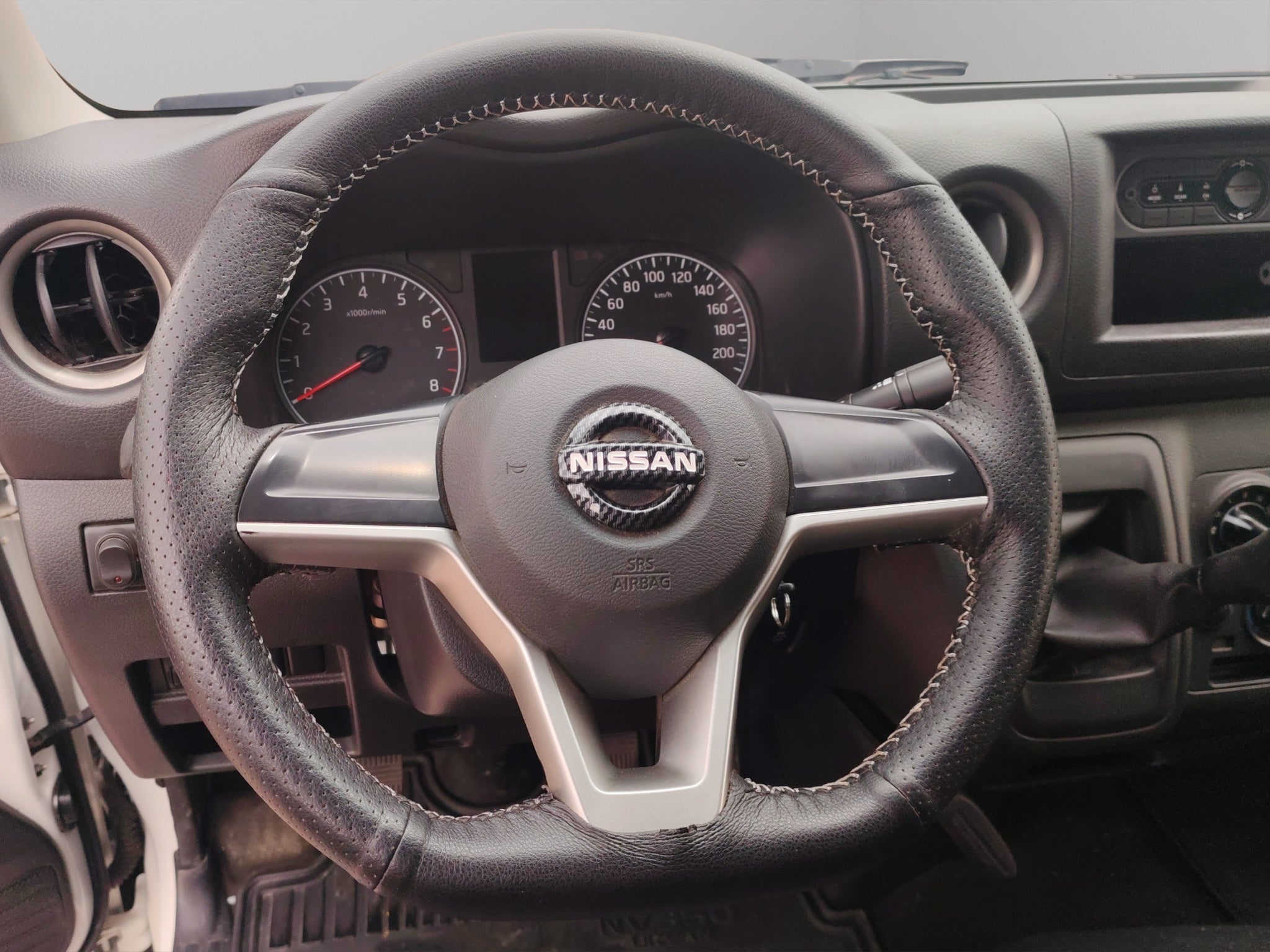 2025 Nissan Comerciales Urvan Panel 4 pts. Amplia con ventanas, TM5