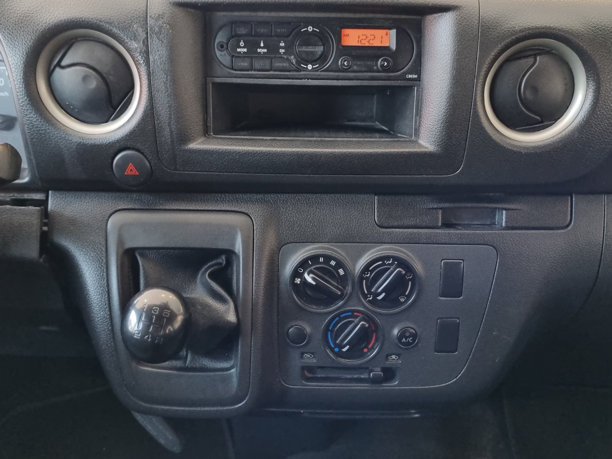 2023 Nissan Comerciales Urvan Panel 4 pts. Amplia, TM5, a/ac.