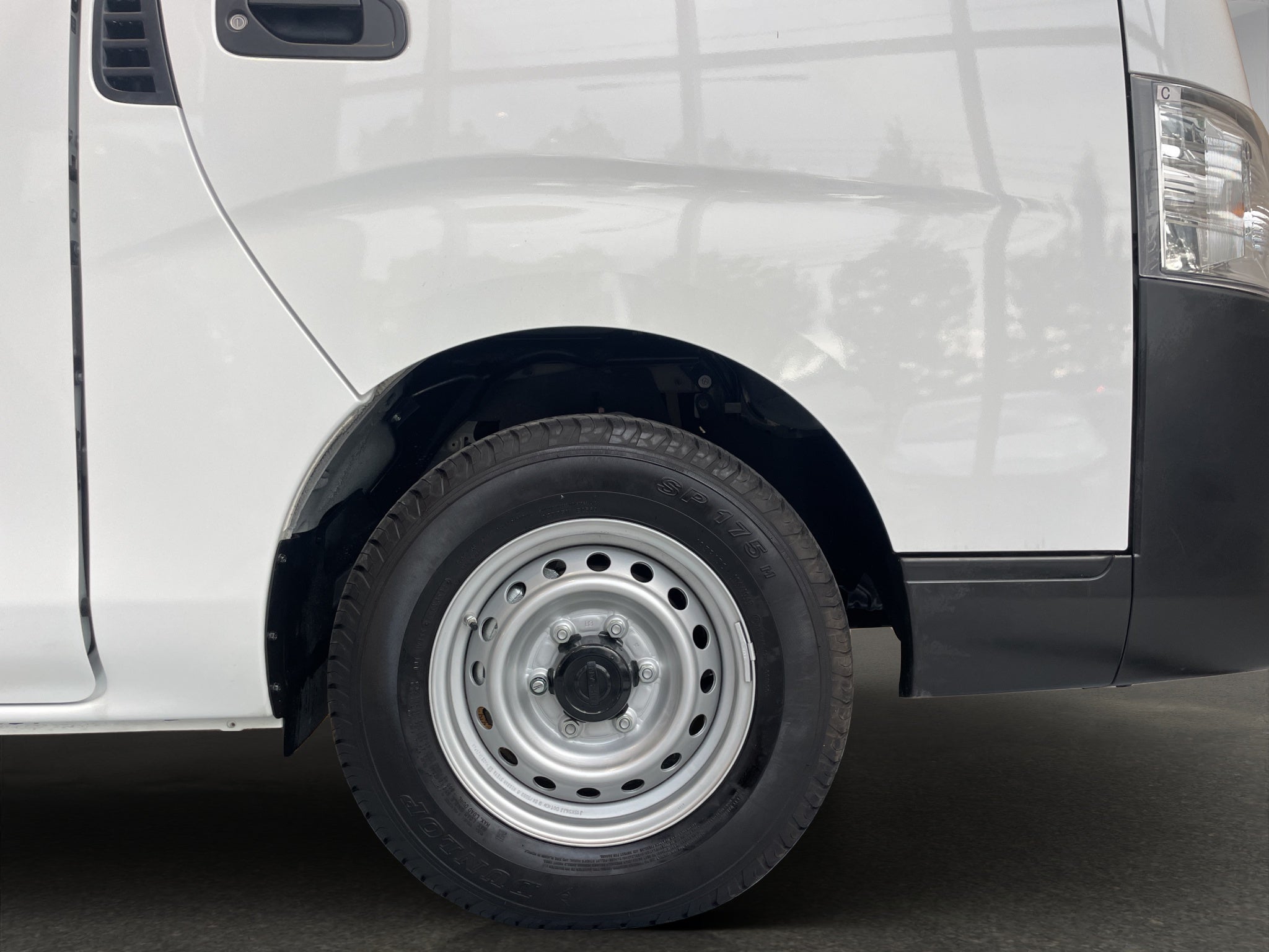 2024 Nissan Comerciales Urvan Panel 4 pts. Amplia, TM5, a/ac.