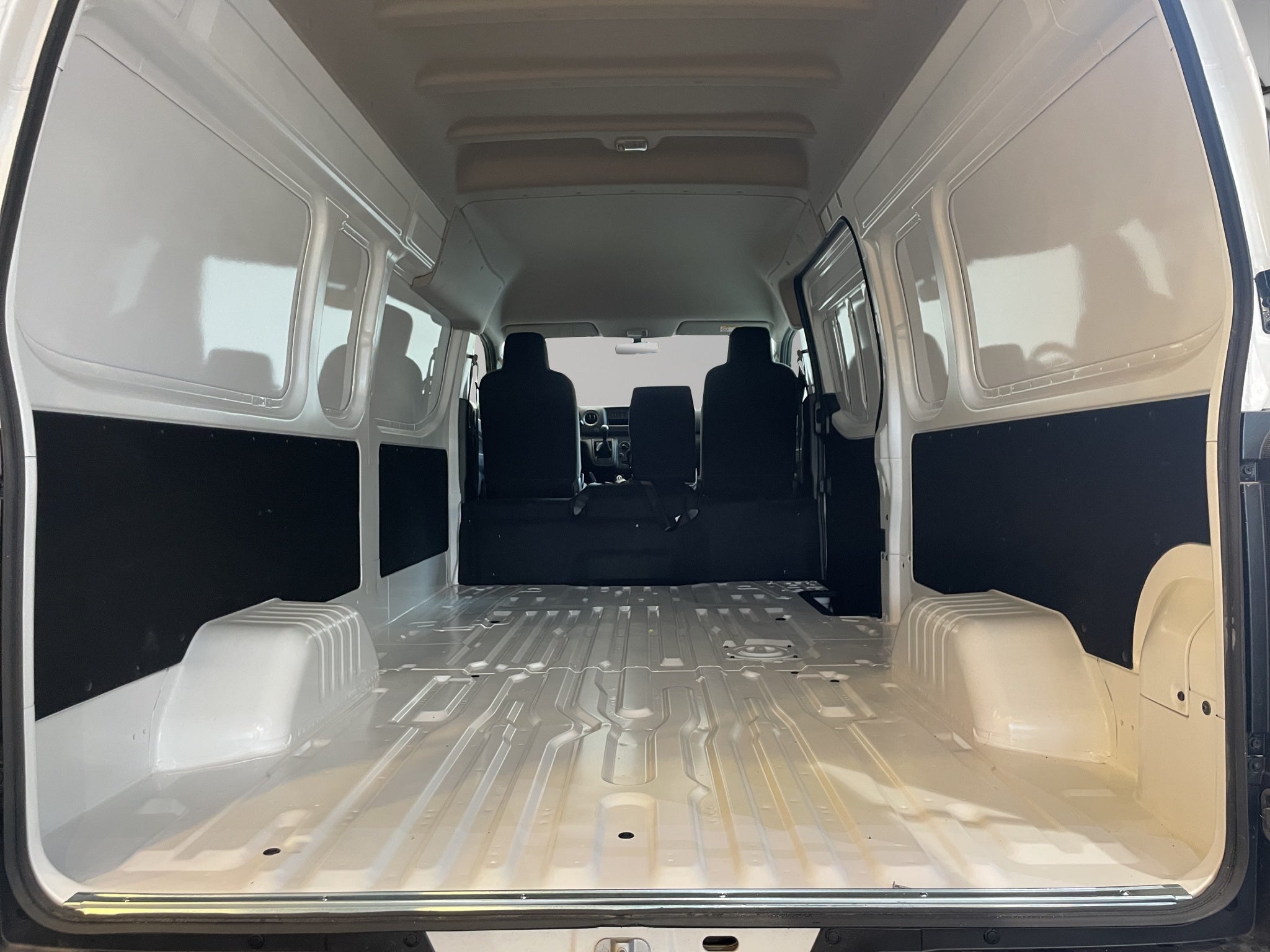 2024 Nissan Comerciales Urvan Panel 4 pts. Amplia, TM5, a/ac.