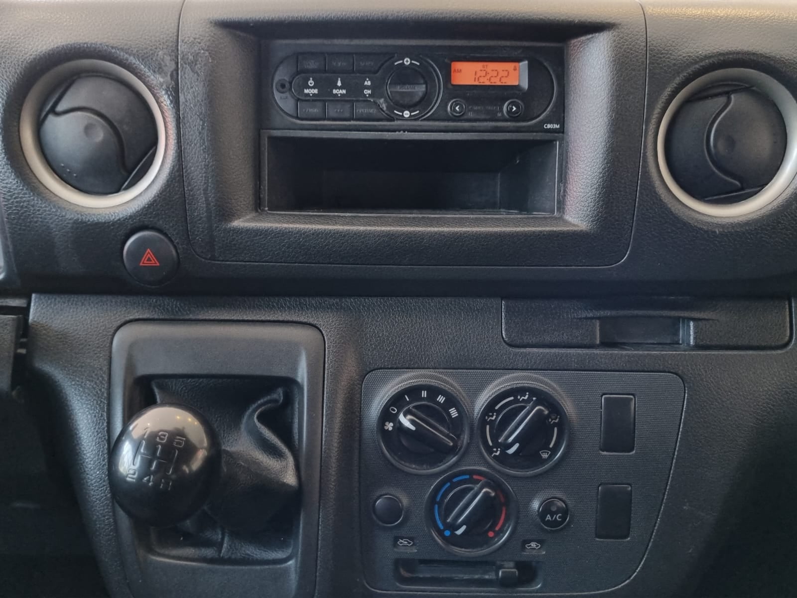 2022 Nissan Comerciales Urvan Panel 4 pts. Amplia, TM5, a/ac.