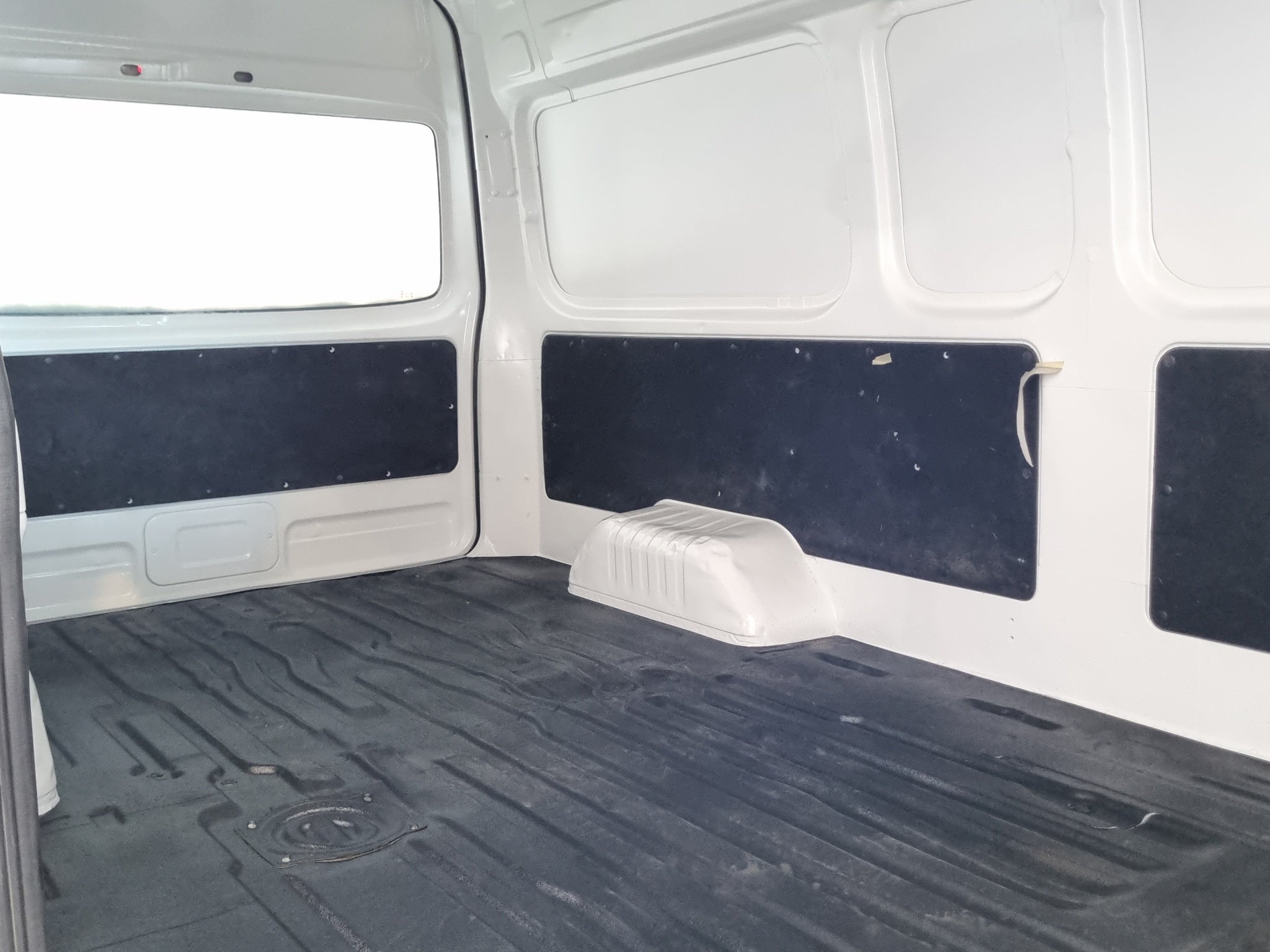 2023 Nissan Comerciales Urvan Panel 4 pts. Amplia, TM5, a/ac.