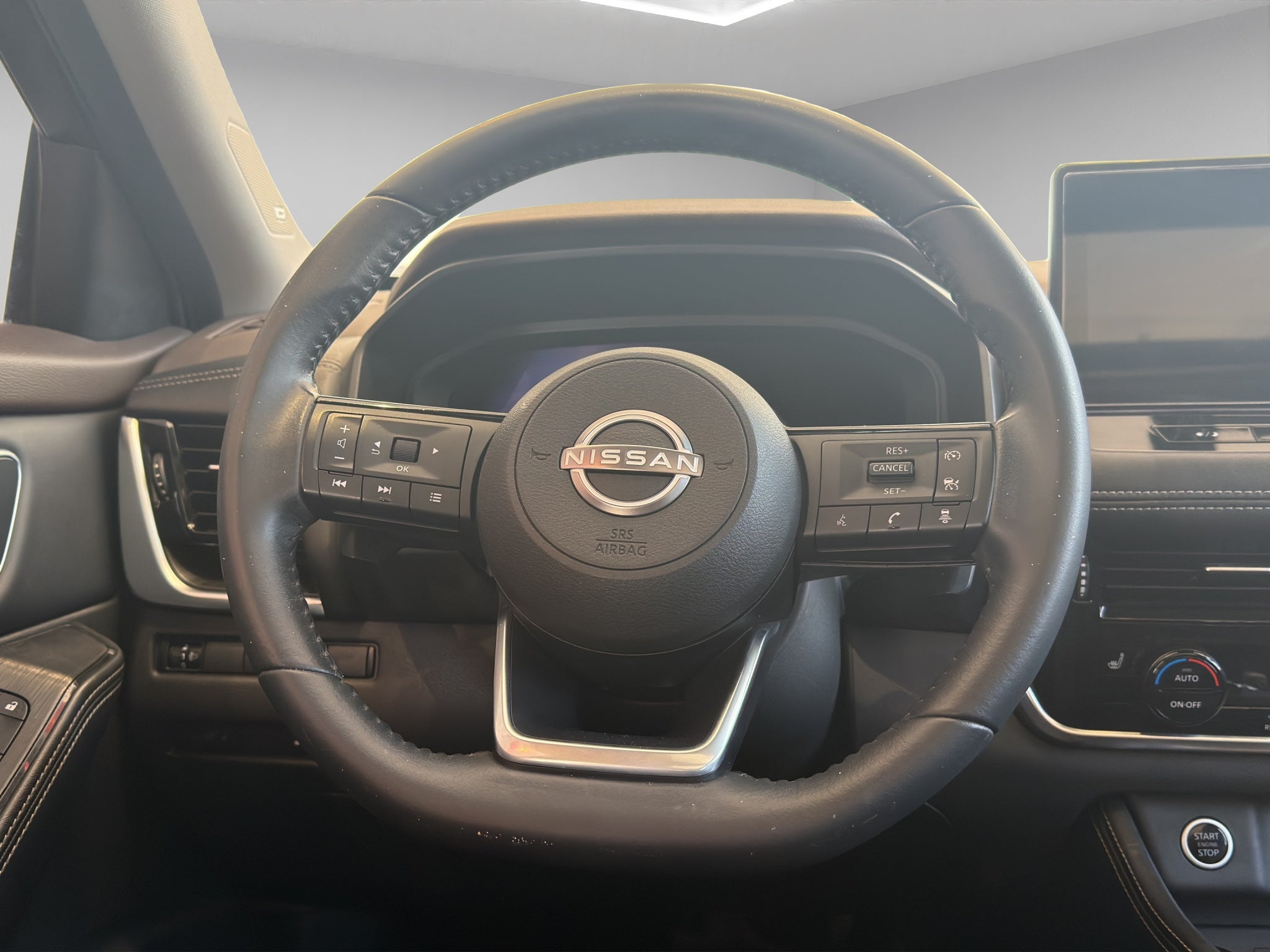 2023 Nissan X-Trail VUD 5 pts. Platinum, TA, piel, QCP, GPS, RA-19 (línea nueva)