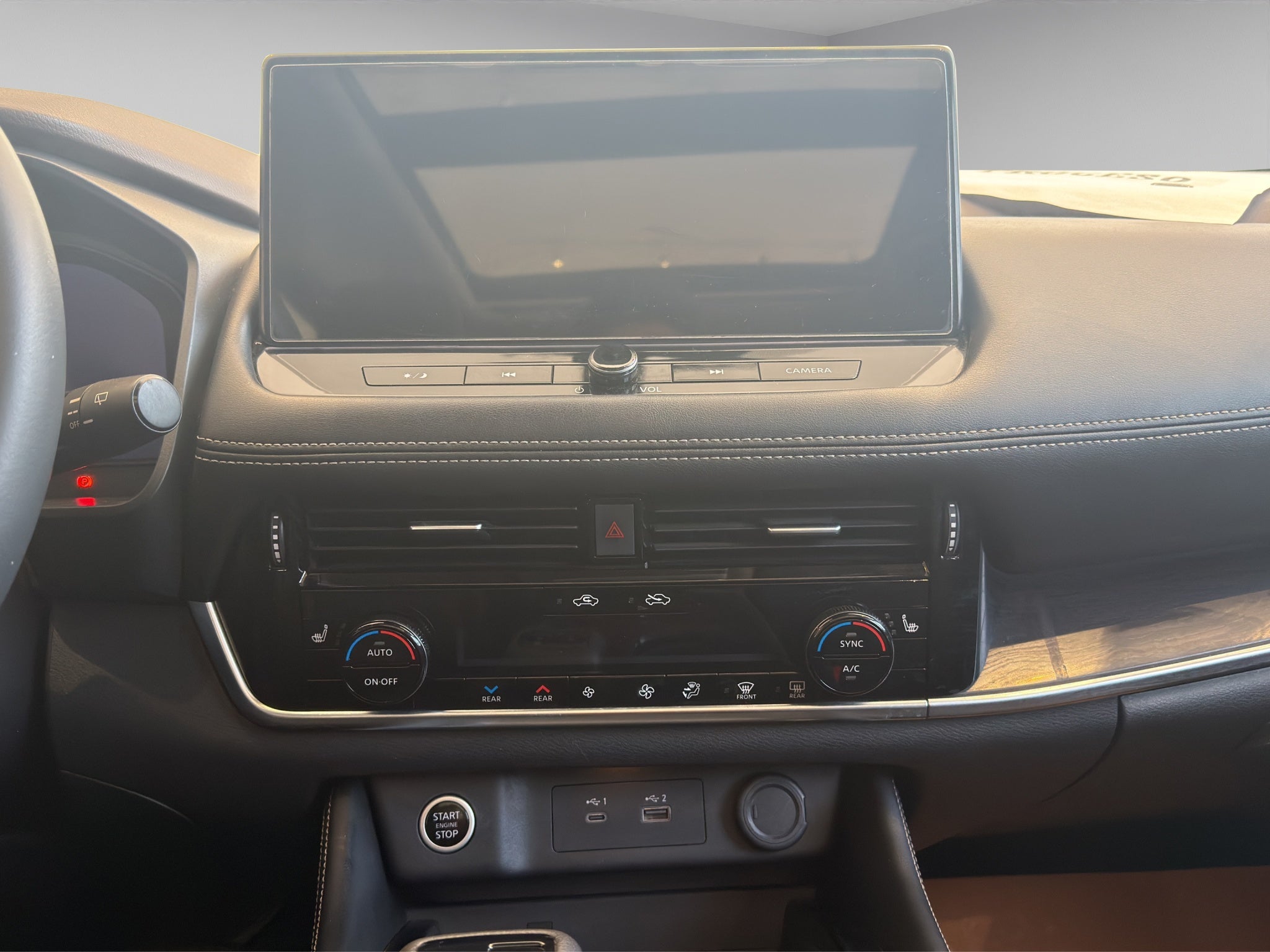 2023 Nissan X-Trail VUD 5 pts. Platinum, TA, piel, QCP, GPS, RA-19 (línea nueva)