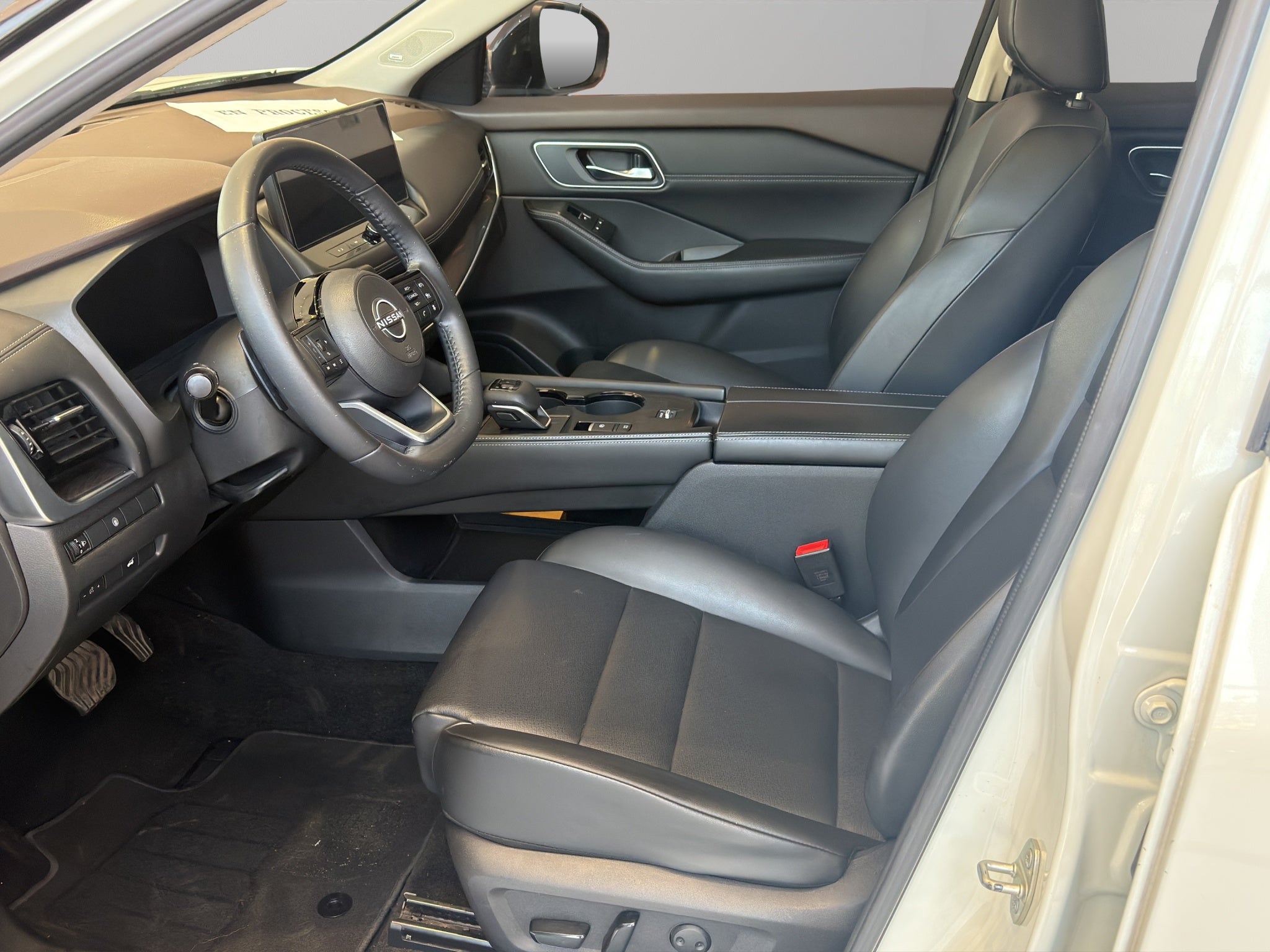 2023 Nissan X-Trail VUD 5 pts. Platinum, TA, piel, QCP, GPS, RA-19 (línea nueva)