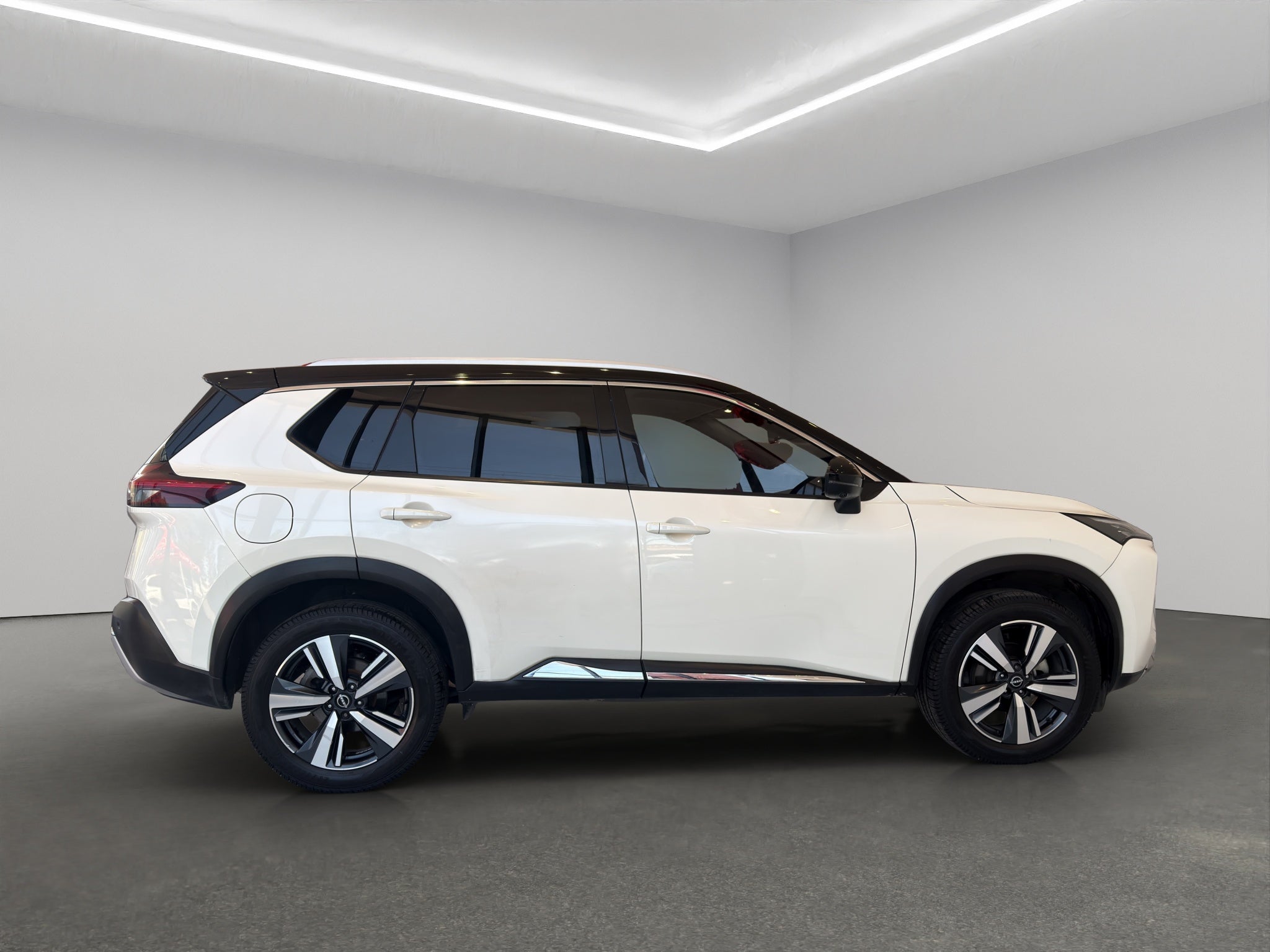 2023 Nissan X-Trail VUD 5 pts. Platinum, TA, piel, QCP, GPS, RA-19 (línea nueva)