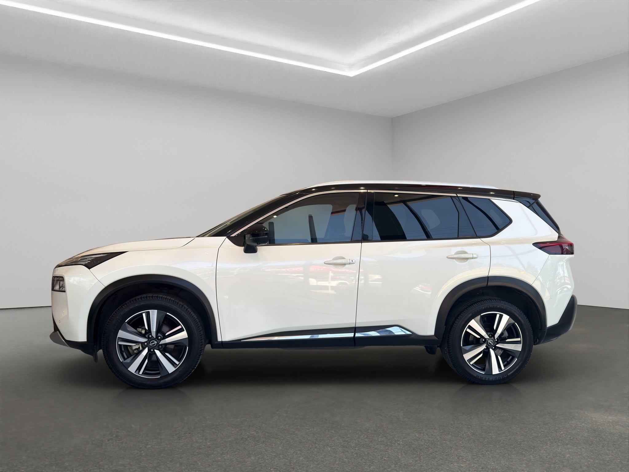 2023 Nissan X-Trail VUD 5 pts. Platinum, TA, piel, QCP, GPS, RA-19 (línea nueva)