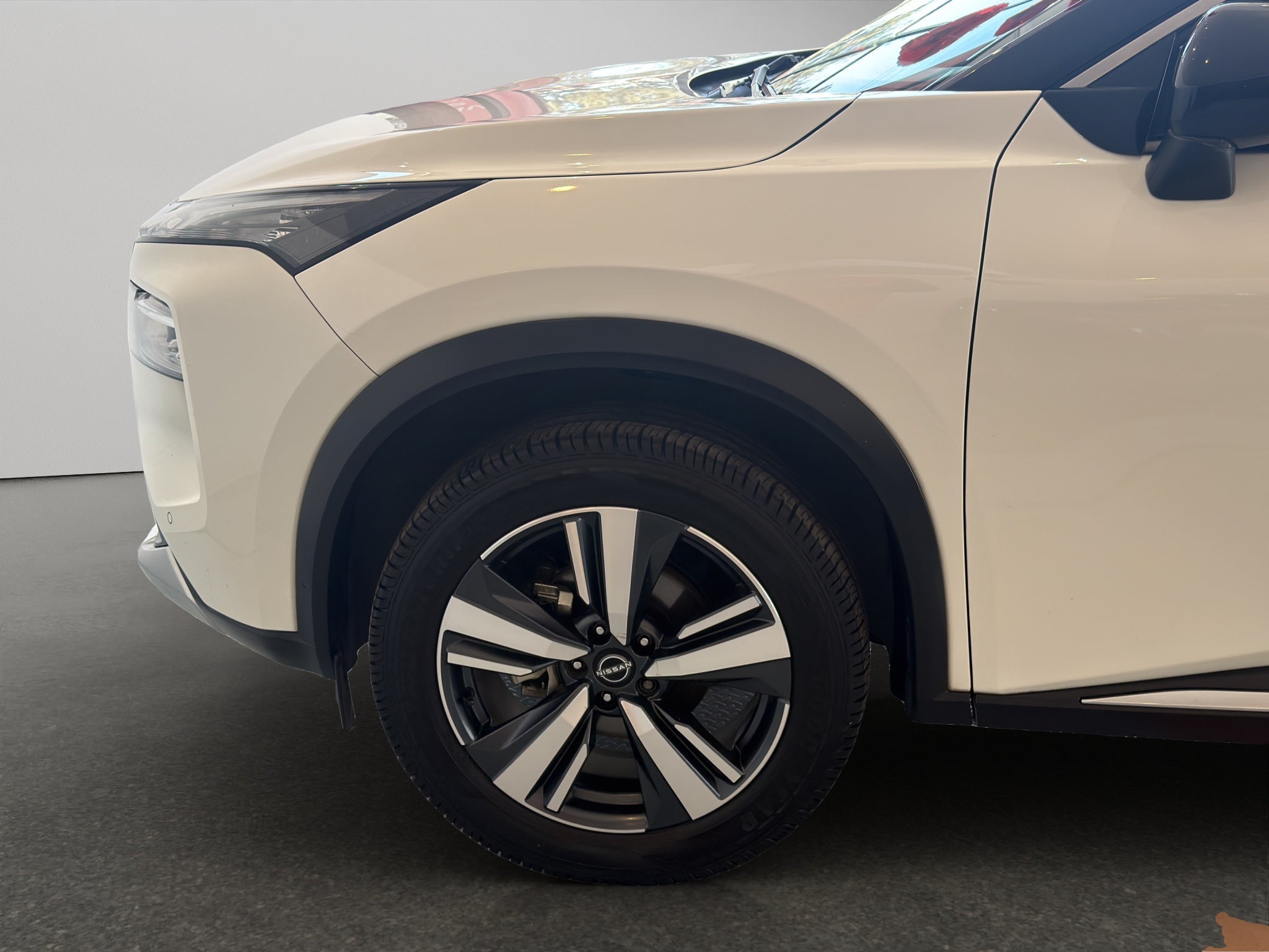 2023 Nissan X-Trail VUD 5 pts. Platinum, TA, piel, QCP, GPS, RA-19 (línea nueva)