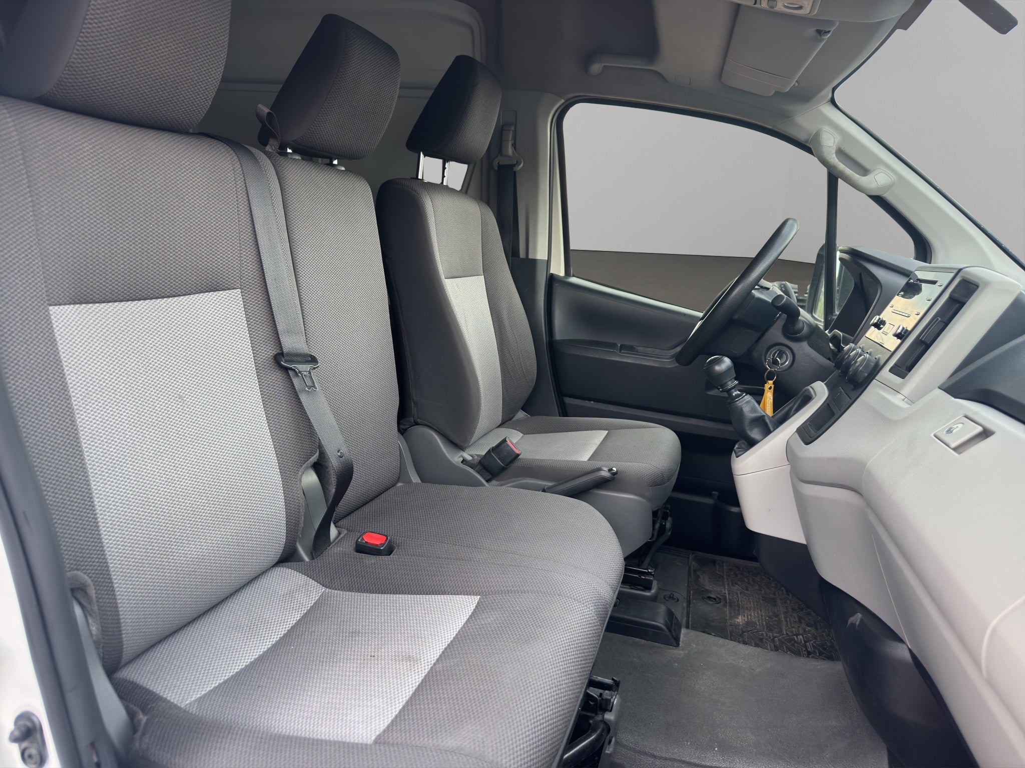 2023 Toyota Comerciales Hiace Panel 5 pts. DX Superlarga, toldo alto, TM5