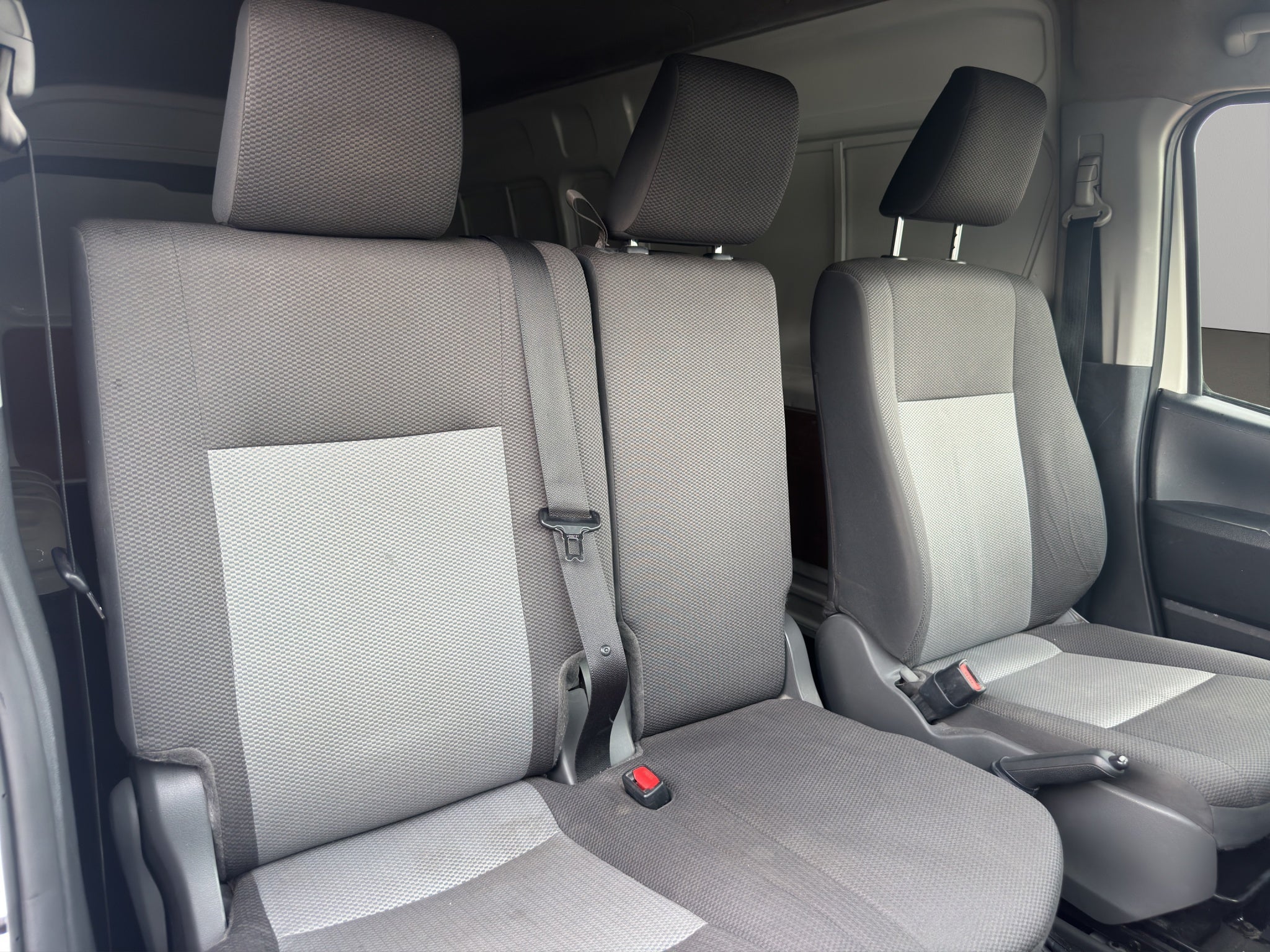 2023 Toyota Comerciales Hiace Panel 5 pts. DX Superlarga, toldo alto, TM5