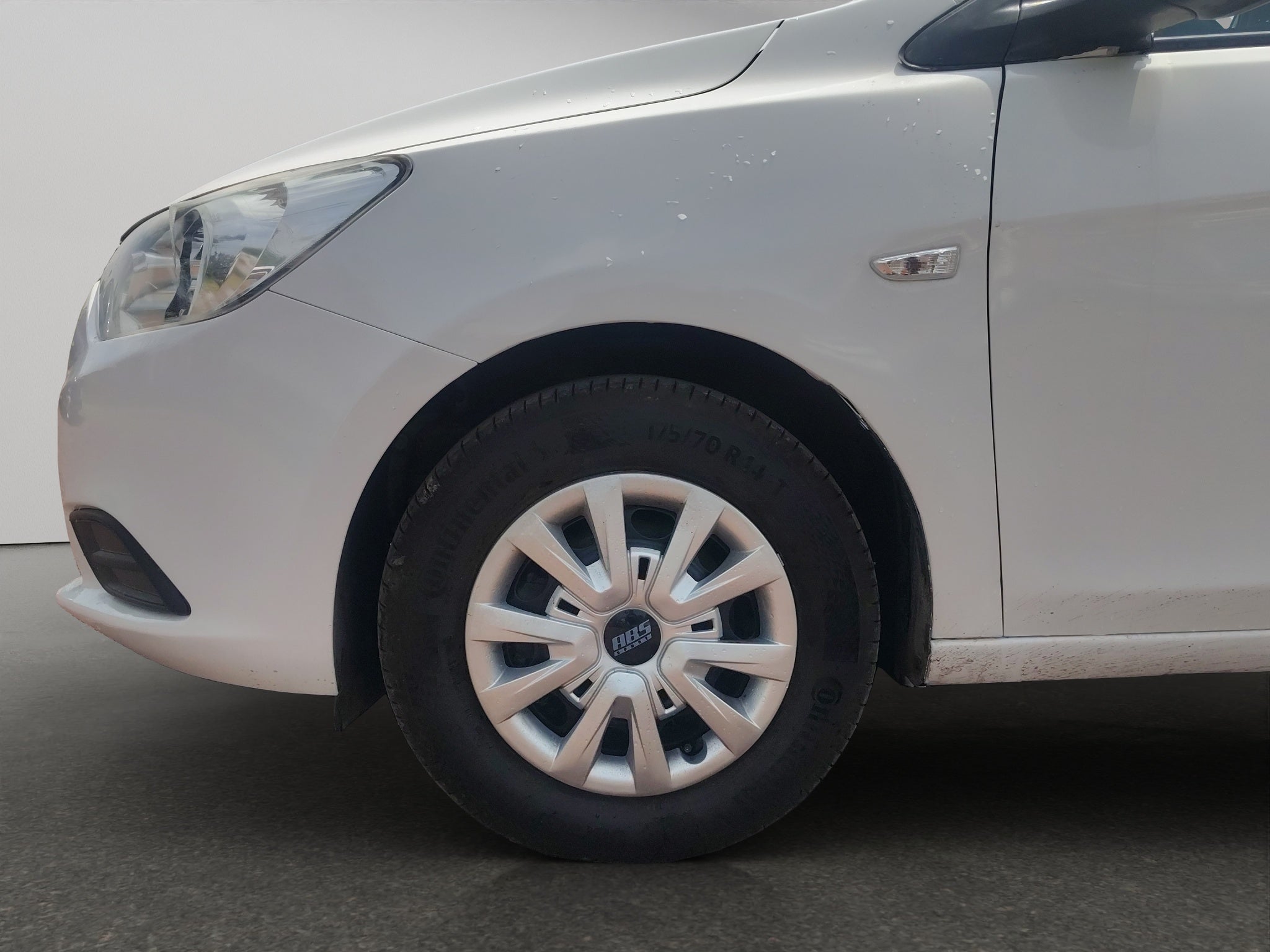 2023 Chevrolet Aveo 4 pts. LS, TM5, a/ac., R-14 (línea anterior)