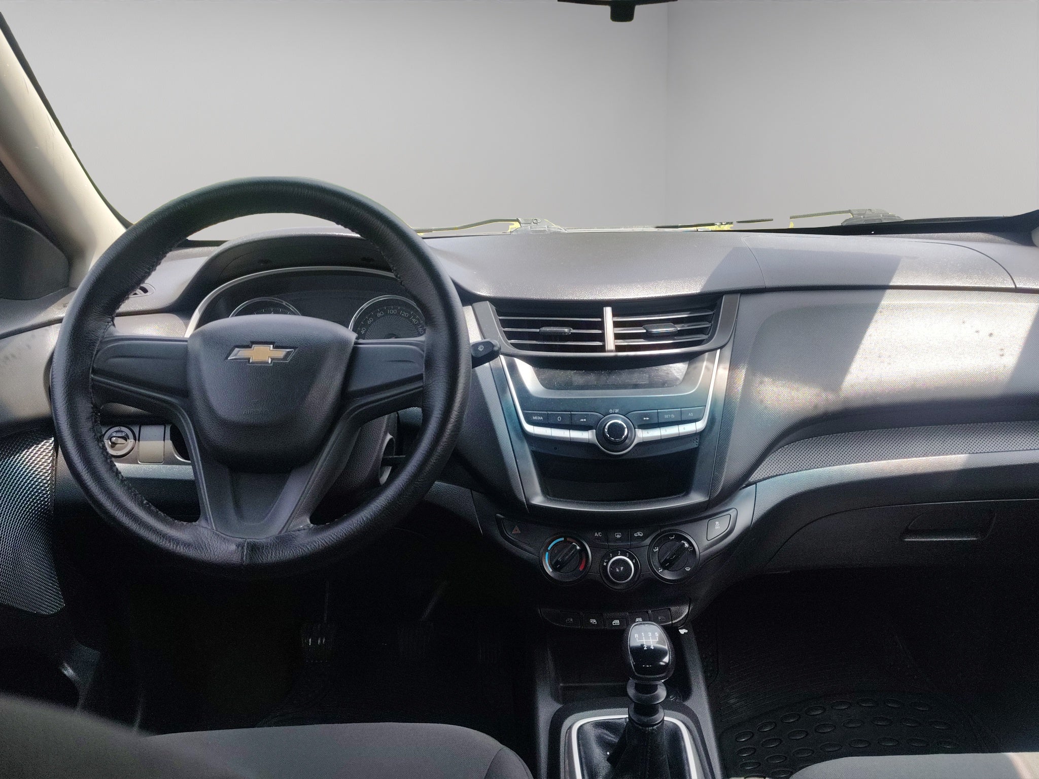 2023 Chevrolet Aveo 4 pts. LS, TM5, a/ac., R-14 (línea anterior)