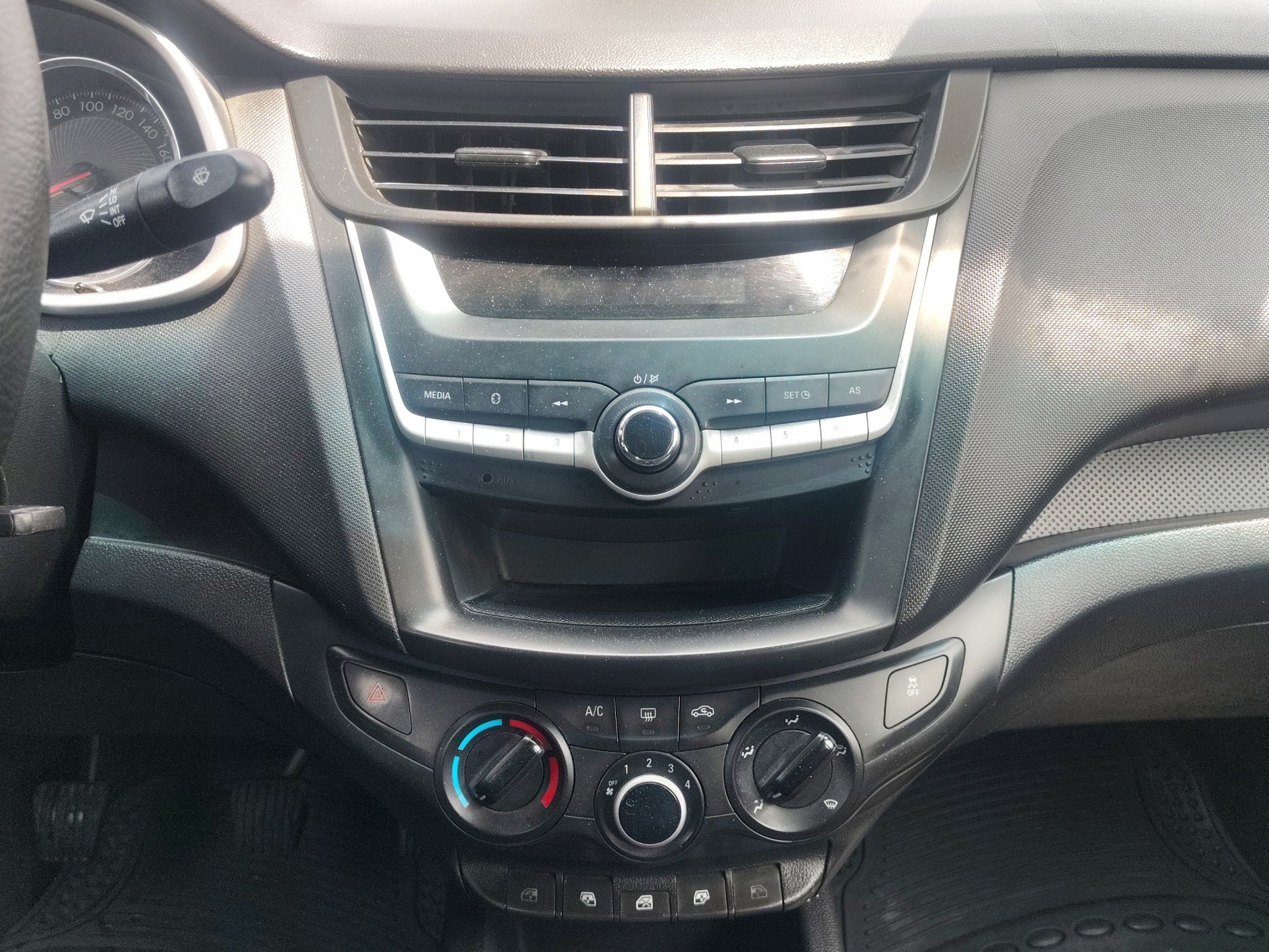 2023 Chevrolet Aveo 4 pts. LS, TM5, a/ac., R-14 (línea anterior)