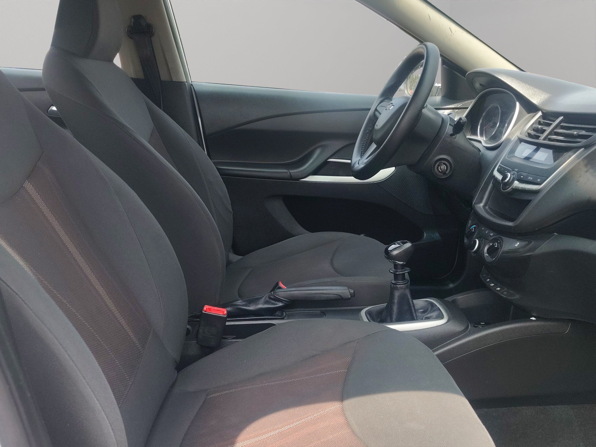 2023 Chevrolet Aveo 4 pts. LS, TM5, a/ac., R-14 (línea anterior)