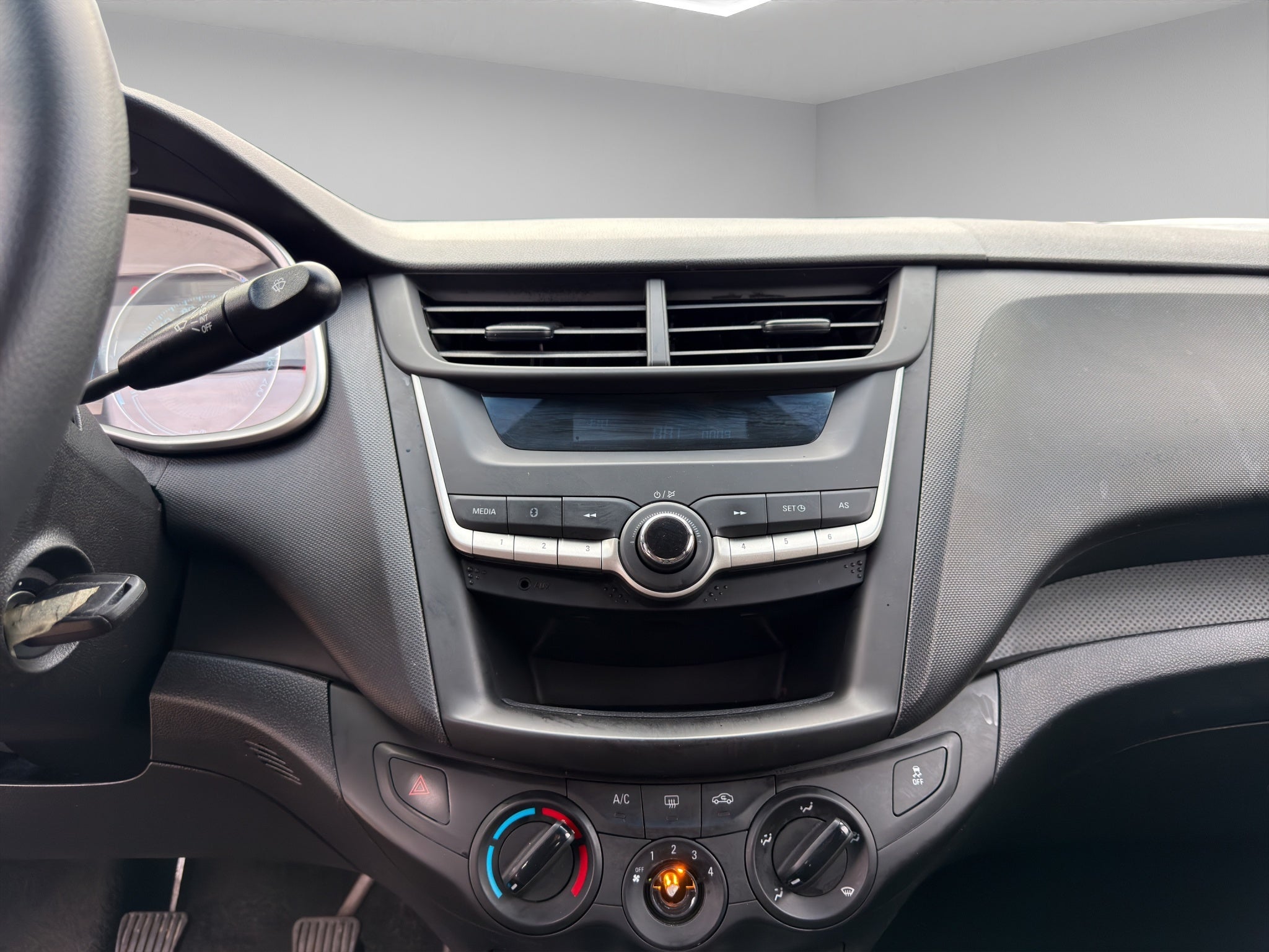 2023 Chevrolet Aveo 4 pts. LS, TM5, a/ac., R-14 (línea anterior)