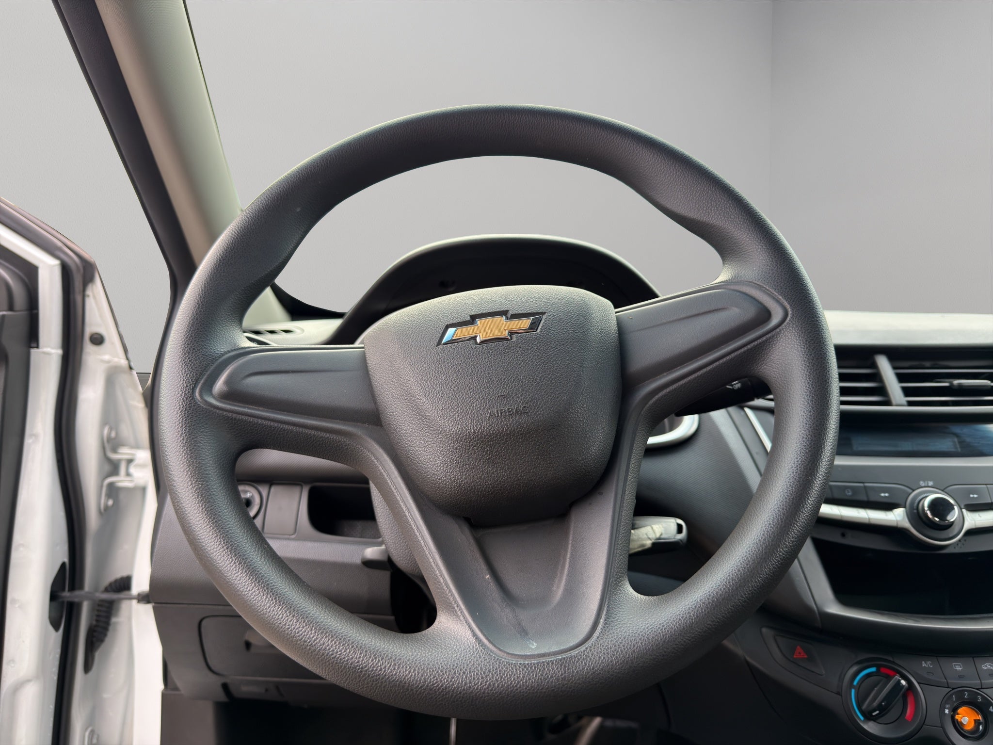 2023 Chevrolet Aveo 4 pts. LS, TM5, a/ac., R-14 (línea anterior)