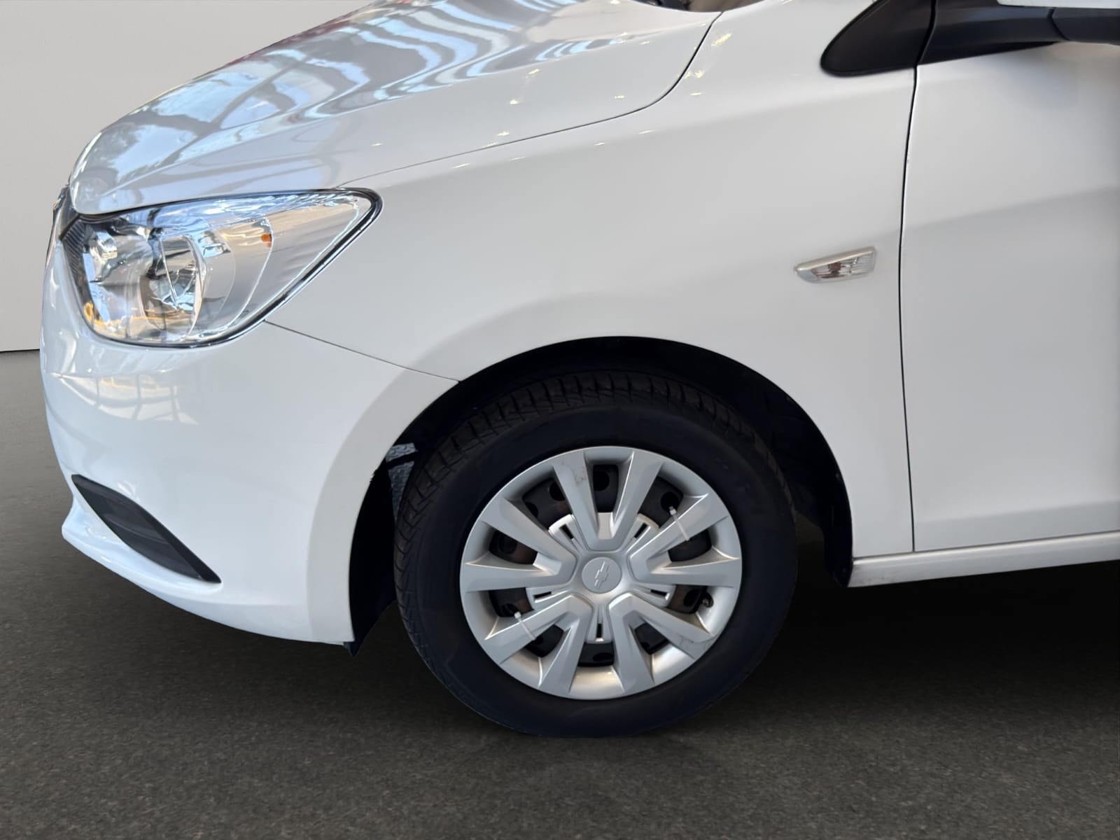 2023 Chevrolet Aveo 4 pts. LS, TM5, a/ac., R-14 (línea anterior)